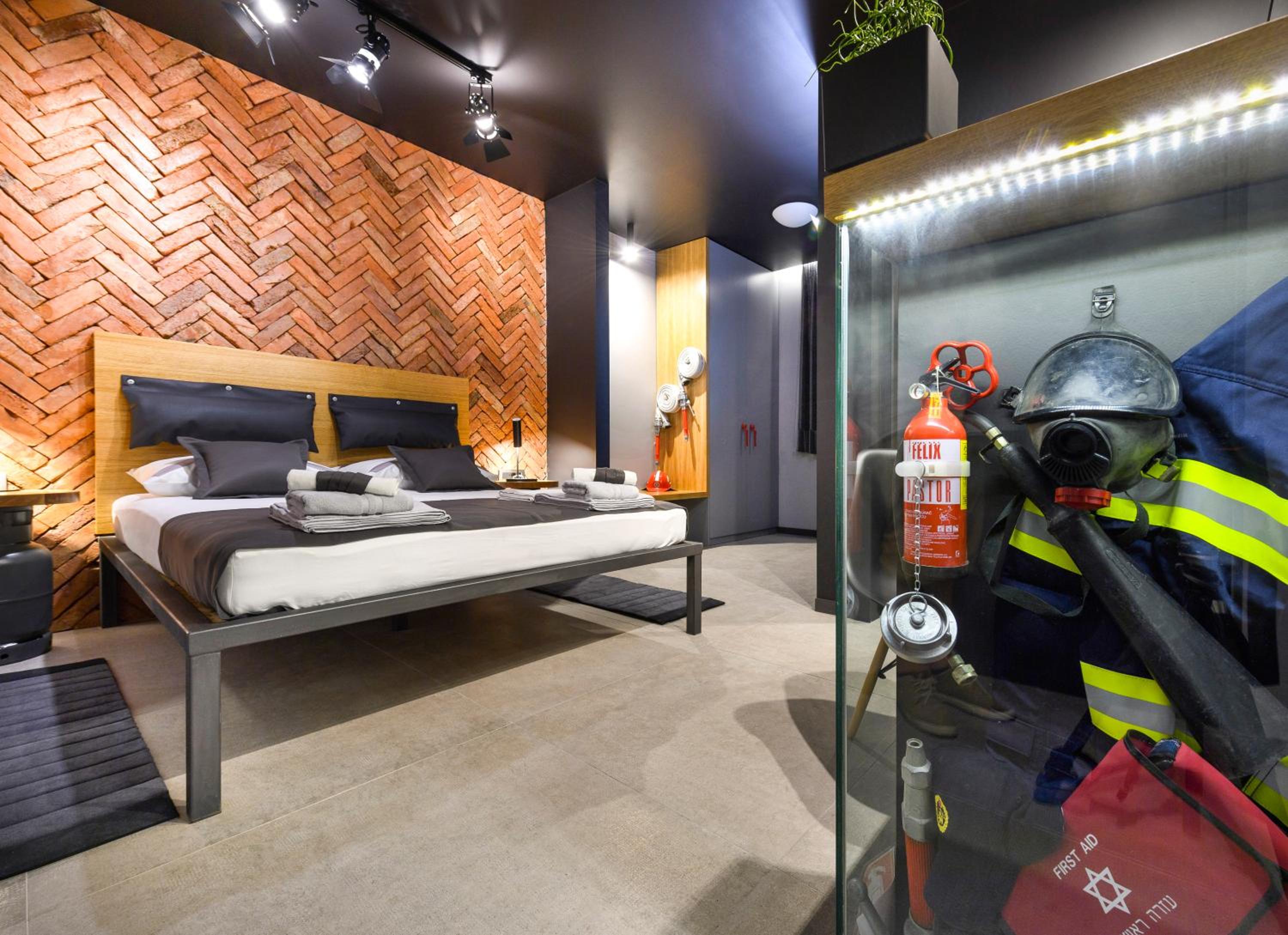 Split Industrial Design Rooms photo 2