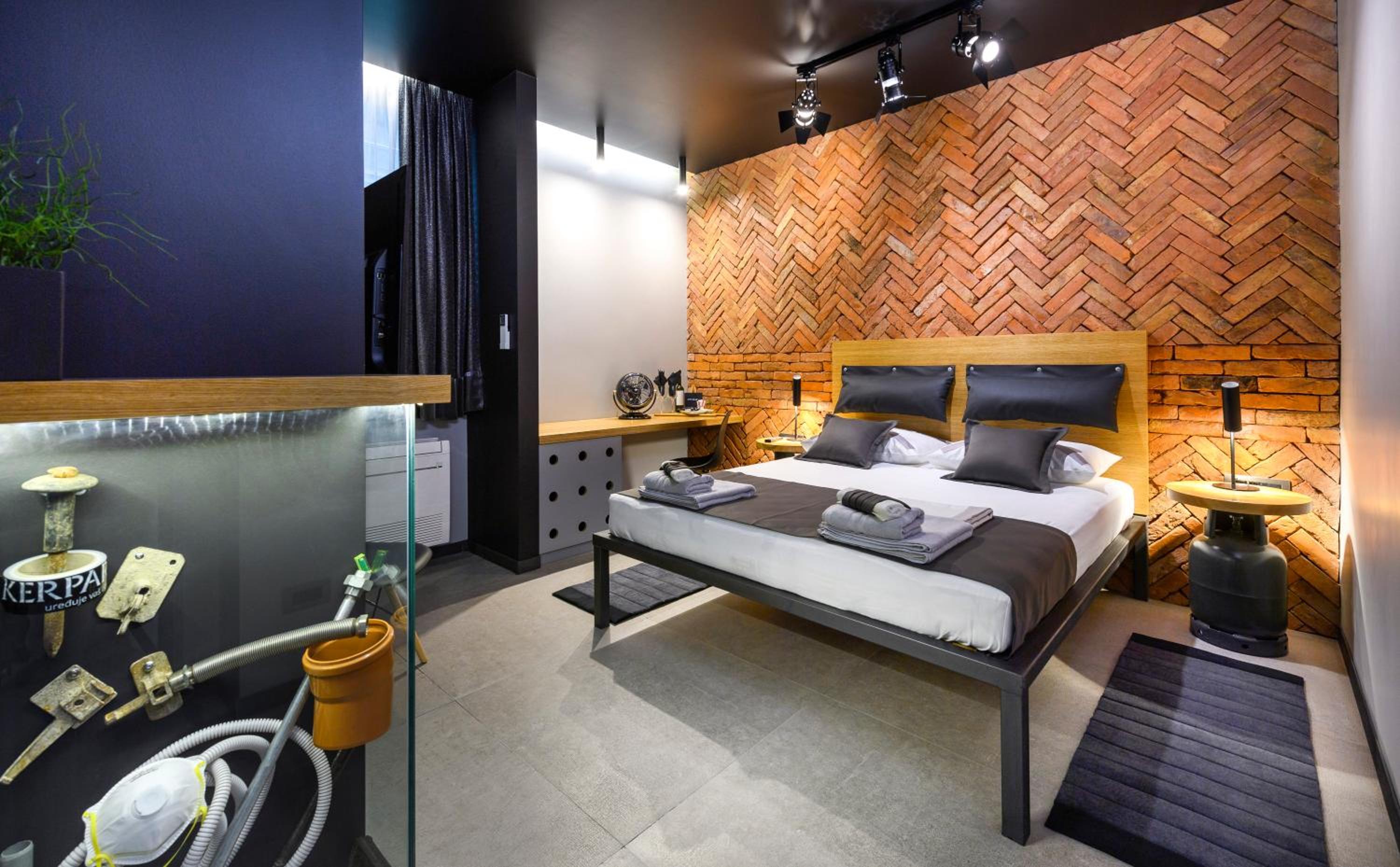 Split Industrial Design Rooms photo 4