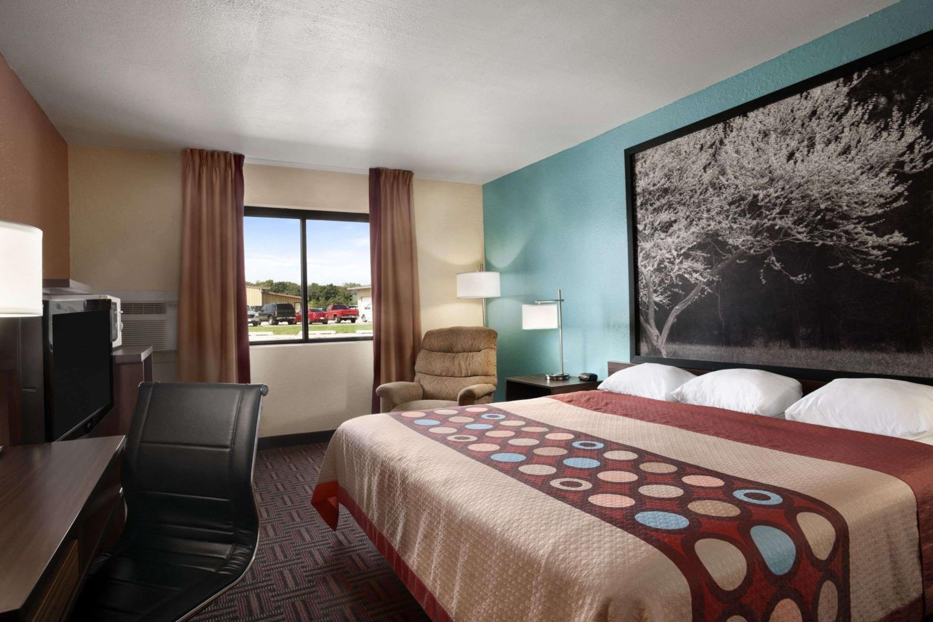 Effingham Vacations - Super 8 by Wyndham Effingham - Property Image 4