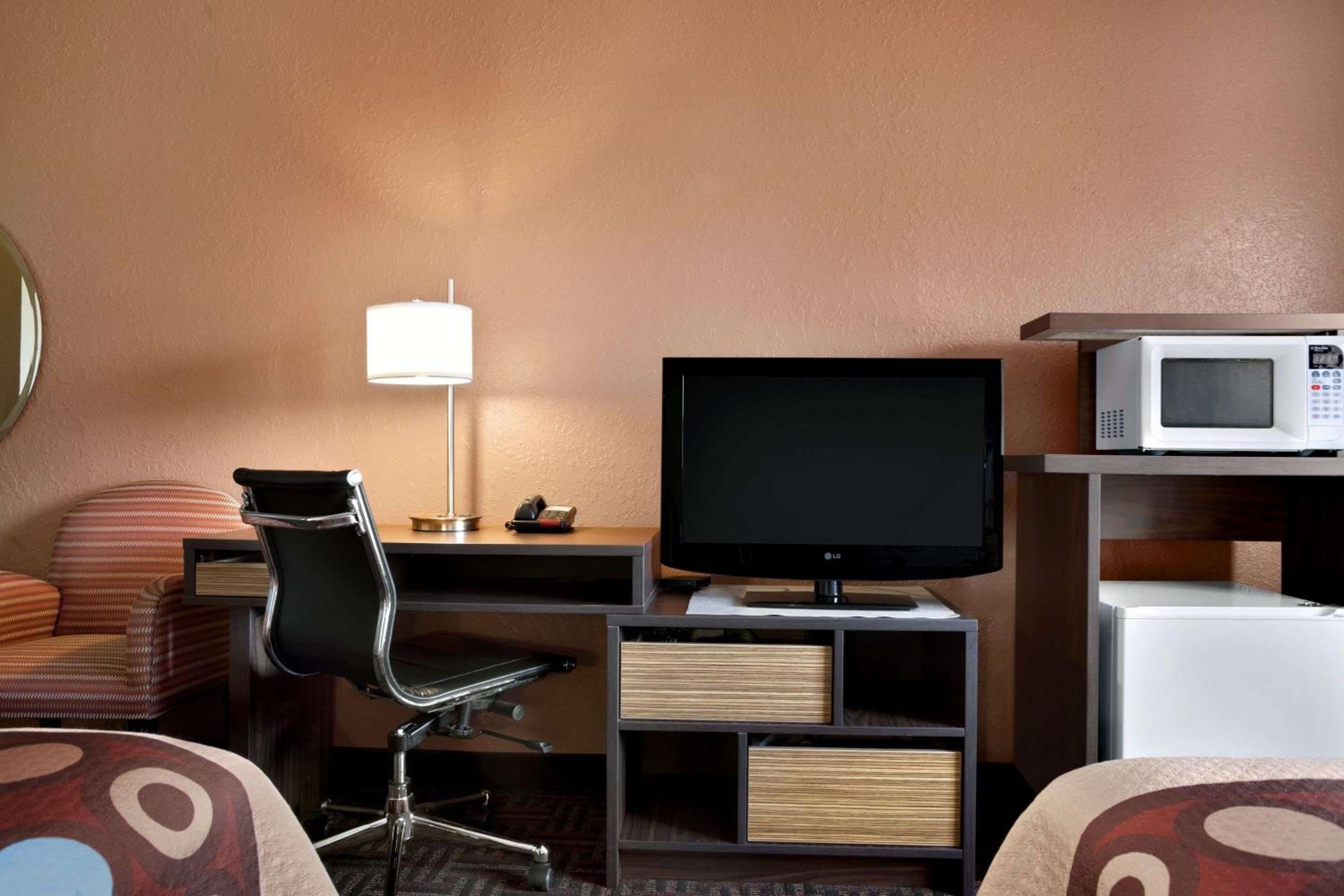 Effingham Vacations - Super 8 by Wyndham Effingham - Property Image 13