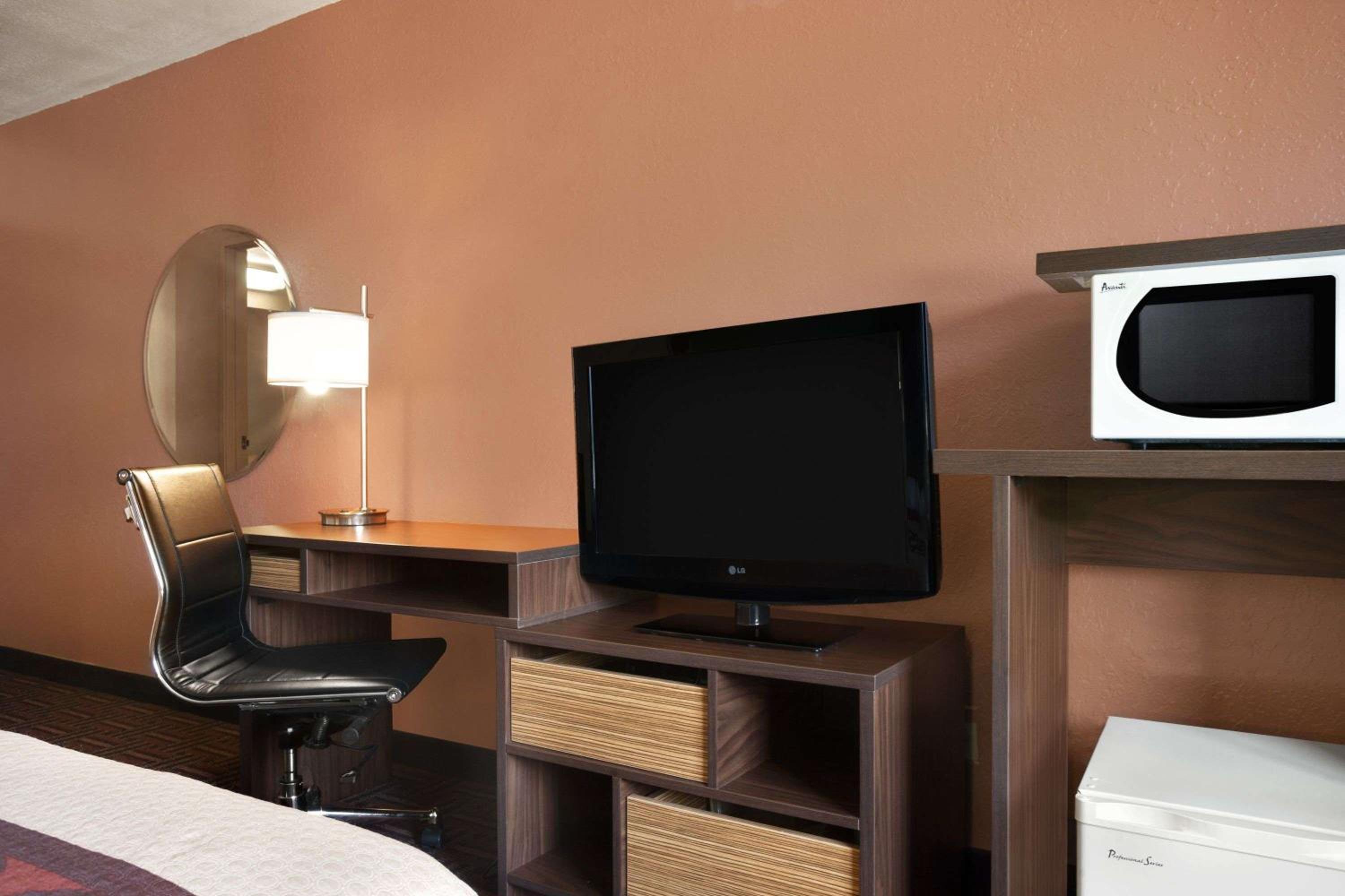 Effingham Vacations - Super 8 by Wyndham Effingham - Property Image 12