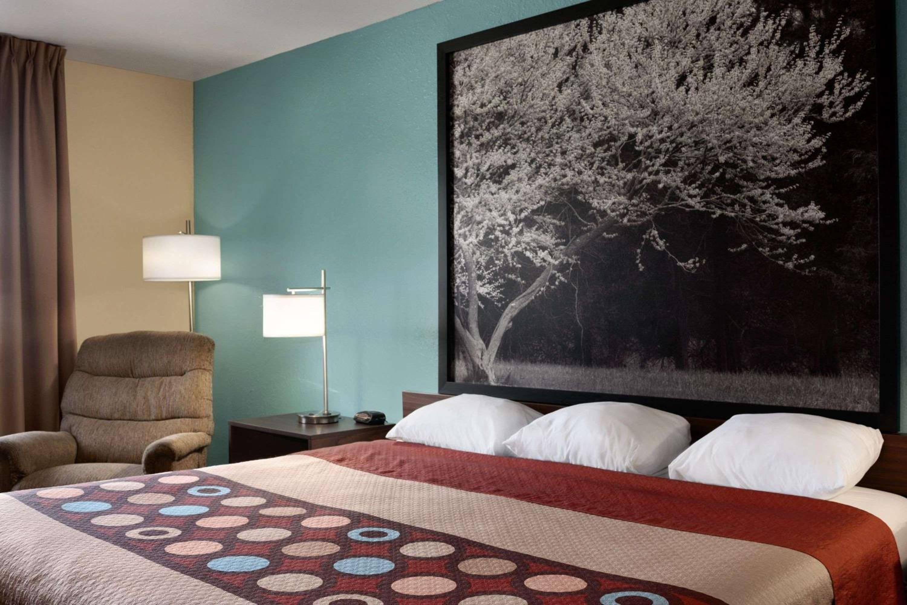 Effingham Vacations - Super 8 by Wyndham Effingham - Property Image 5