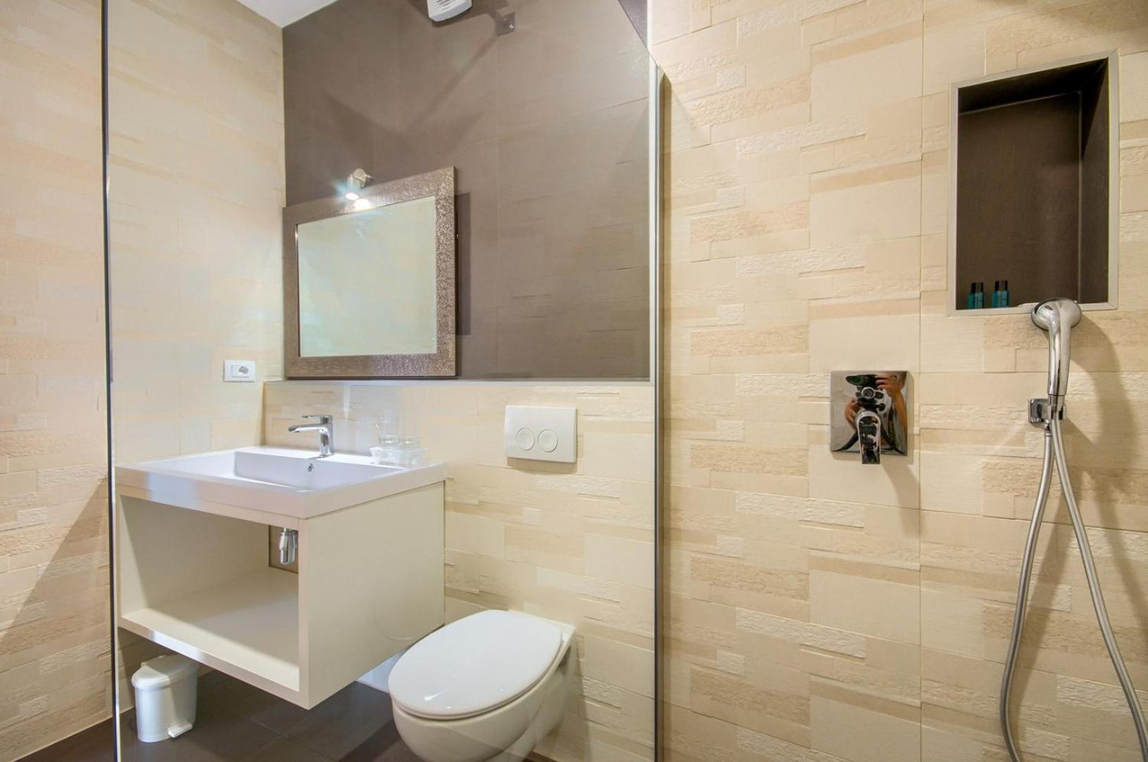Rooms K&T sea side luxury view 2