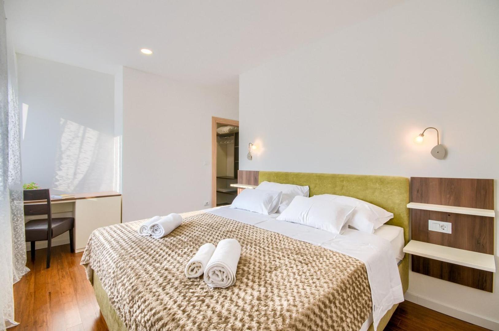 Rooms K&T sea side luxury view 4