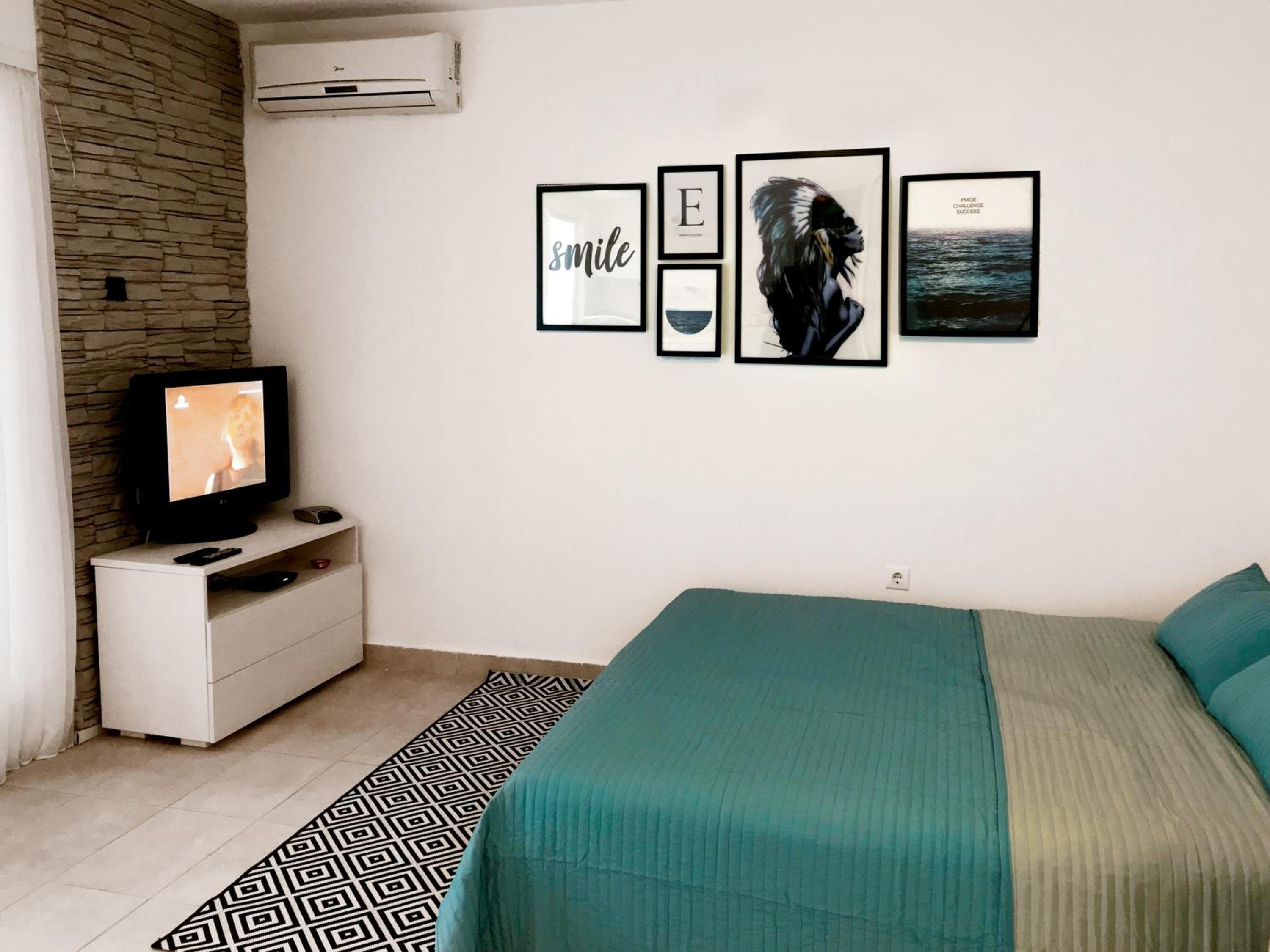 Hotel Studios Emma - Image 1