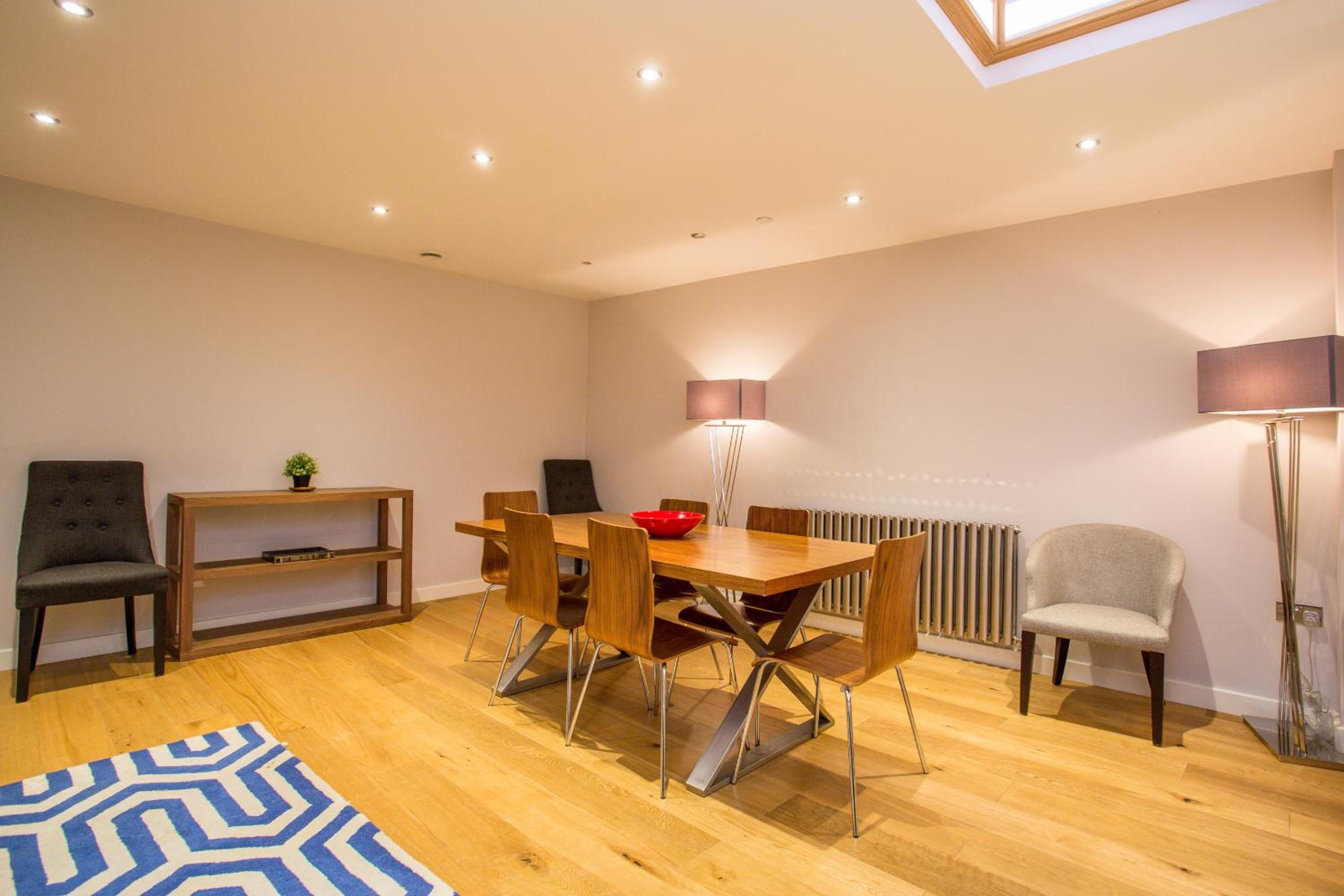 The Escalier Mews - Bright 3BDR Home