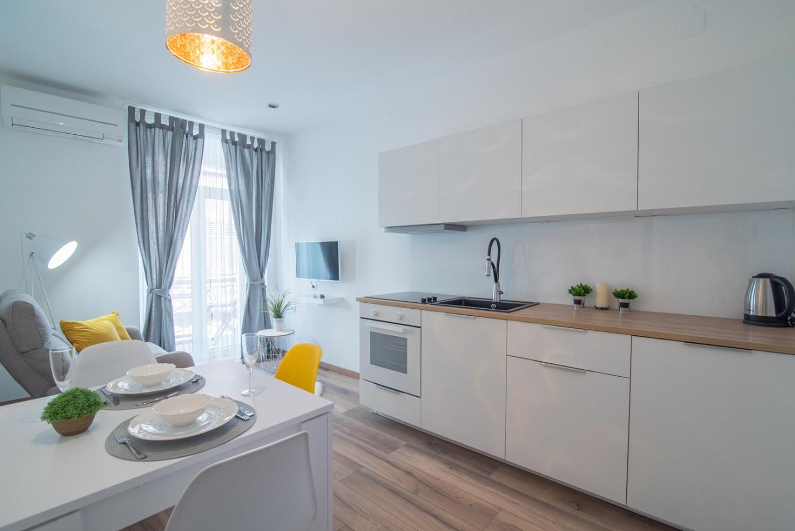 Leona Deluxe Apartments view 3
