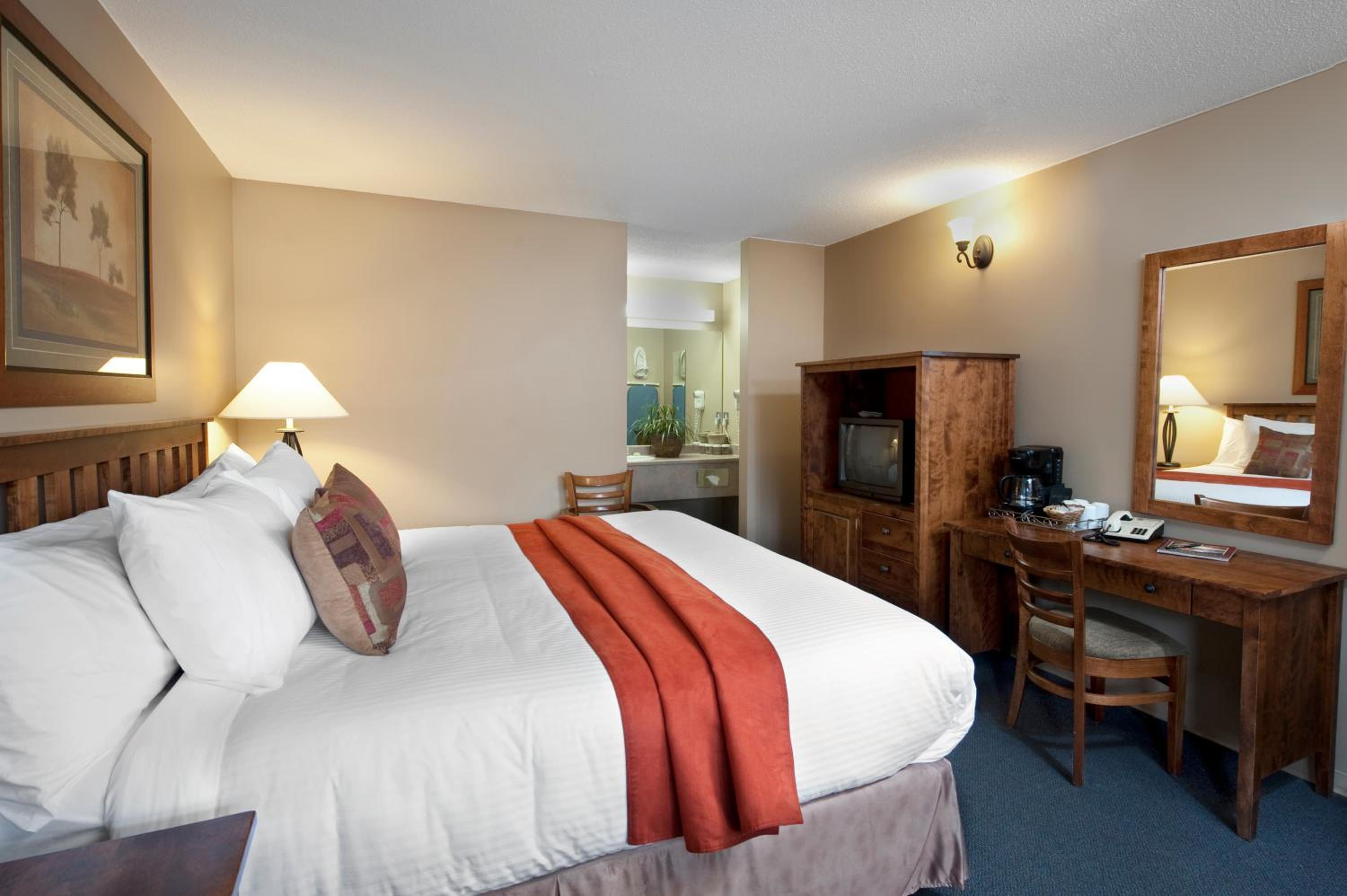 Jasper Vacations - Maligne Lodge - Property Image 2