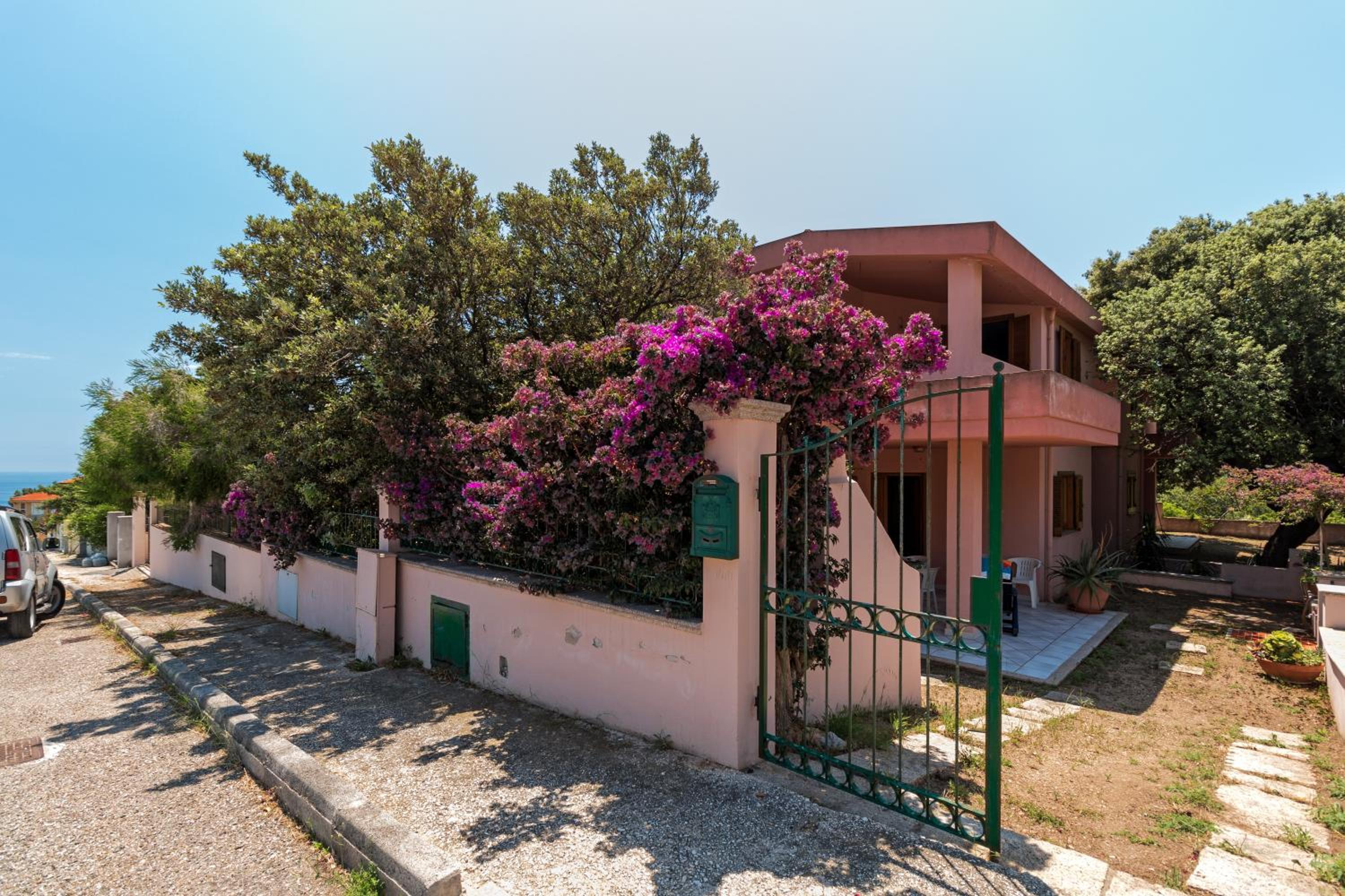 Calagonone villetta con giardino e barbecue