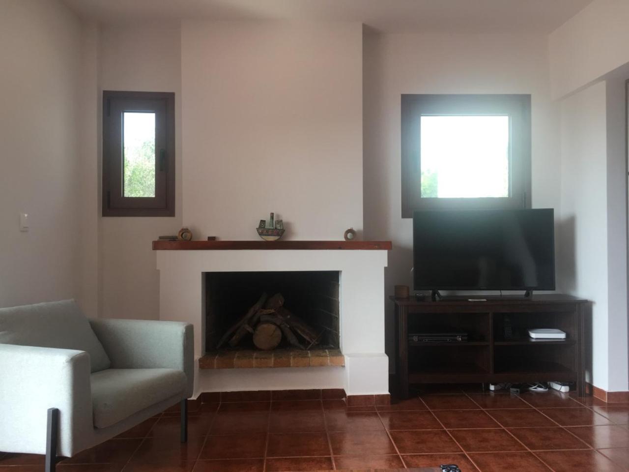 Villa Christina with private pool in Saronida, near stunning beaches, Athens airport & Sounio