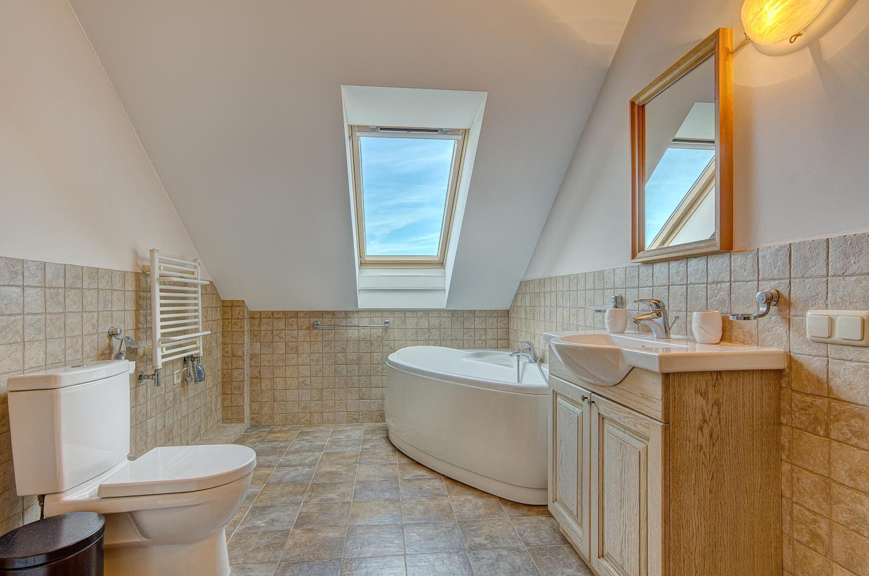 Spacious Villa with Large Hall view 4