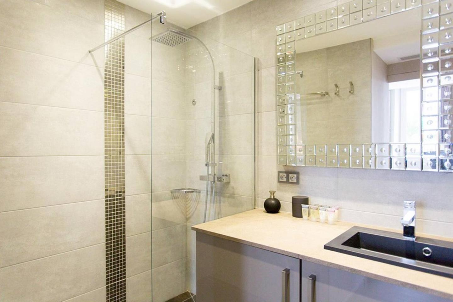 1 bedroom in front of the Palais! photo 3