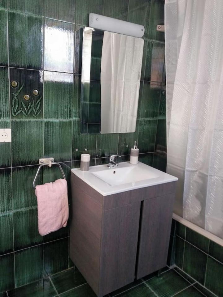 Comfortable 4th fl flat ideal for up to 8 people photo 2