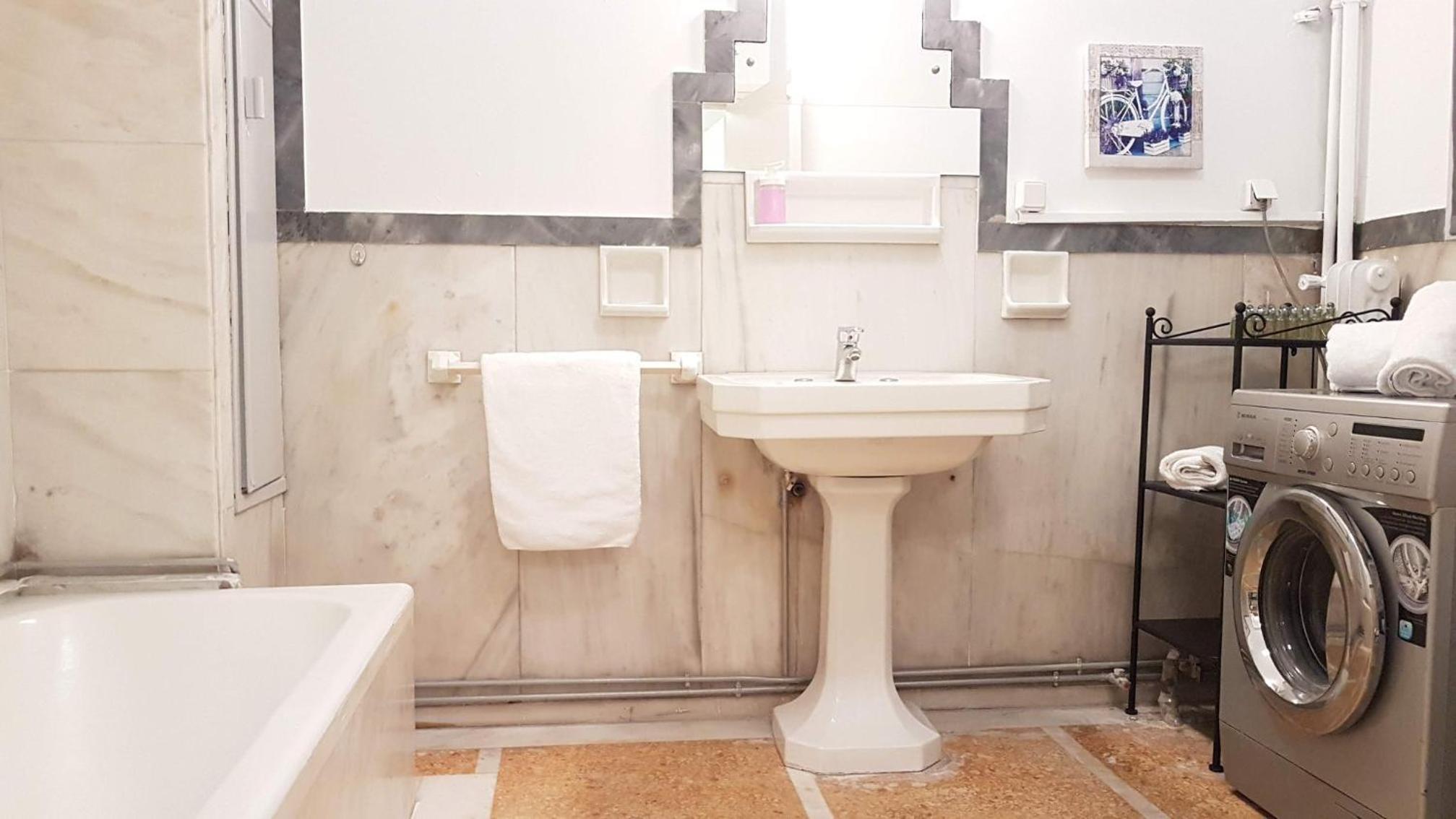 Violet Errathens Apartment - Athens Center, 7 BD, 3 BATH