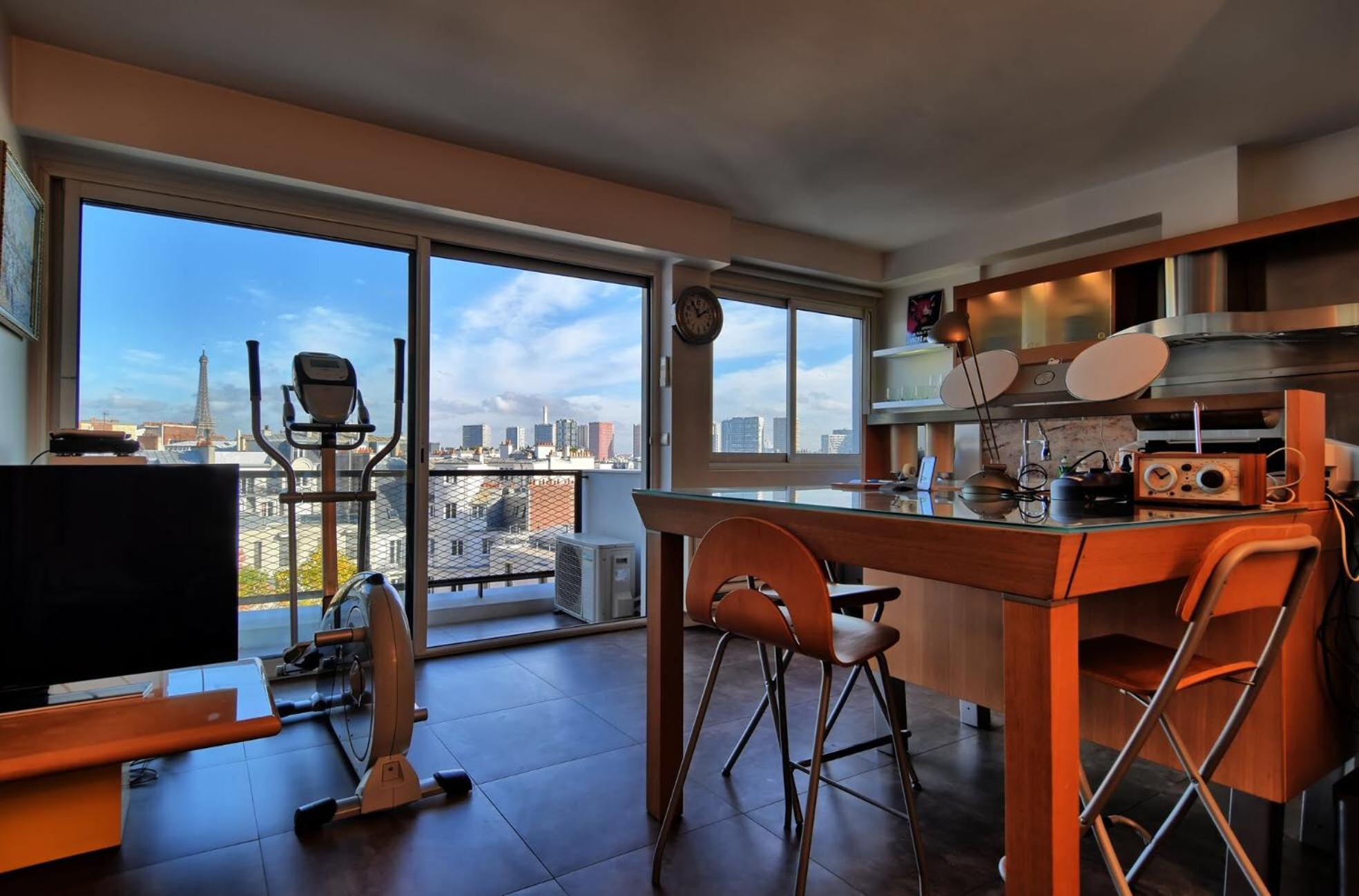 Large studio eiffel tower