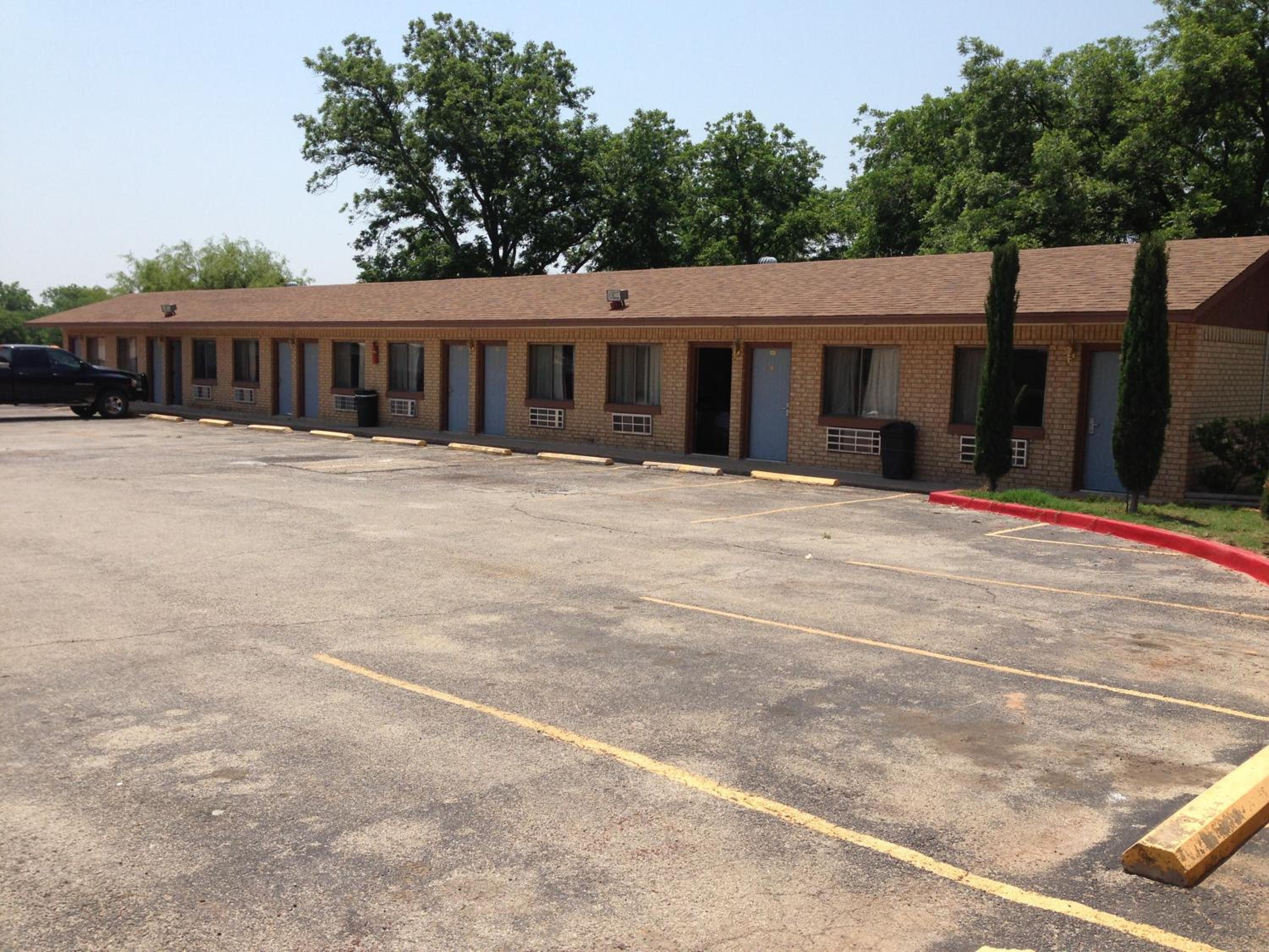 Stephenville Vacations - De Leon Inn - Property Image 3