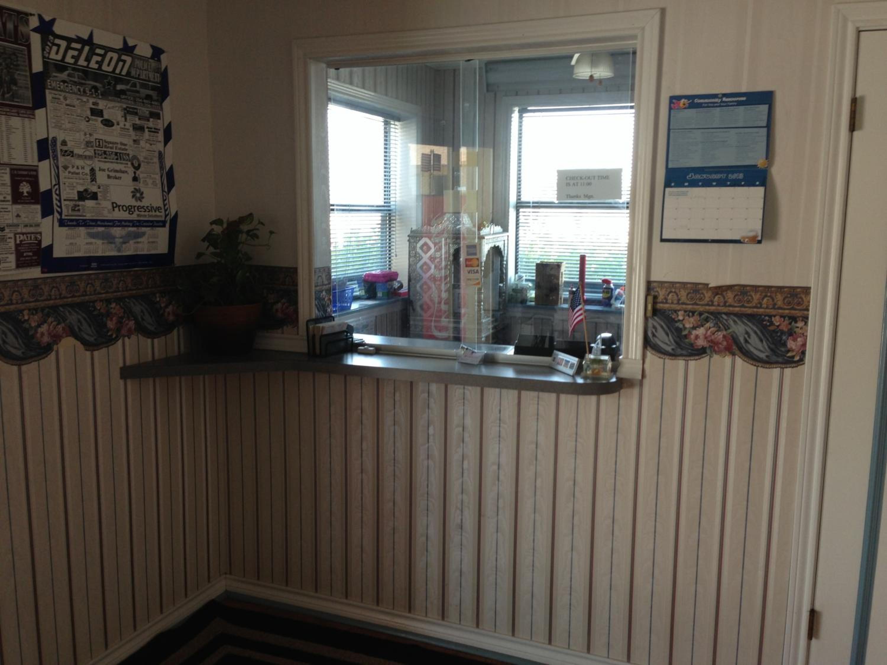 Stephenville Vacations - De Leon Inn - Property Image 2