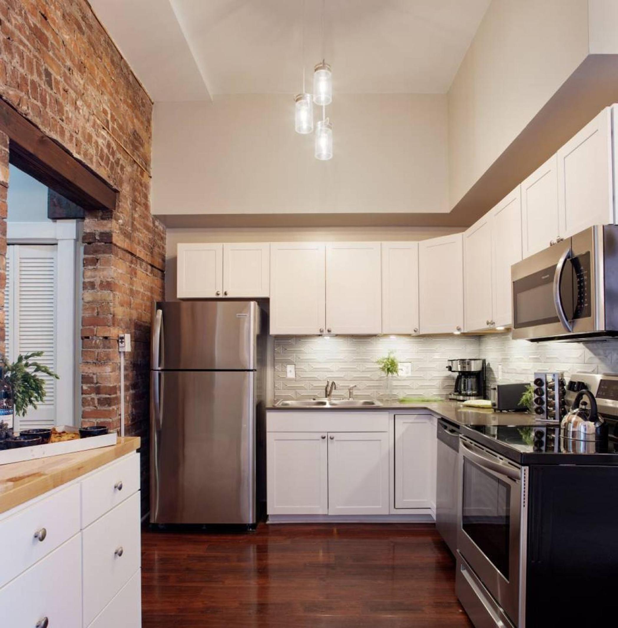 416A Waldburg st · Newly Renovated 1920's Historic District Apt view 2