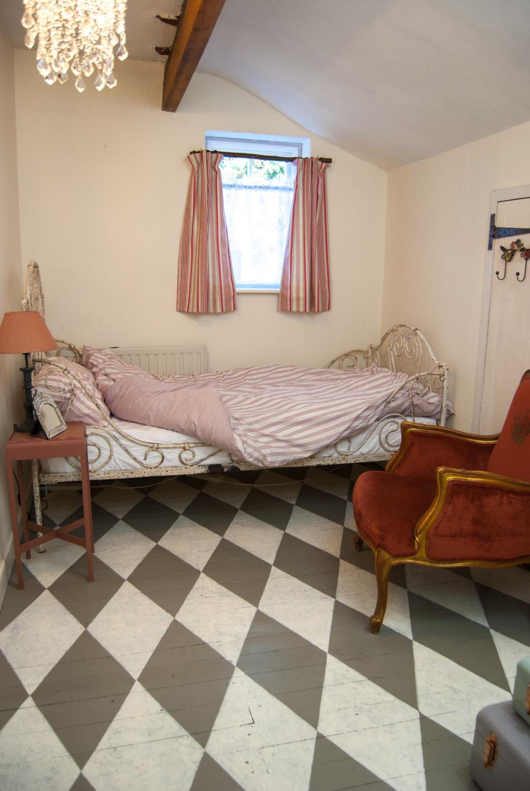 The Broken Dish - Full Cottage Apartment