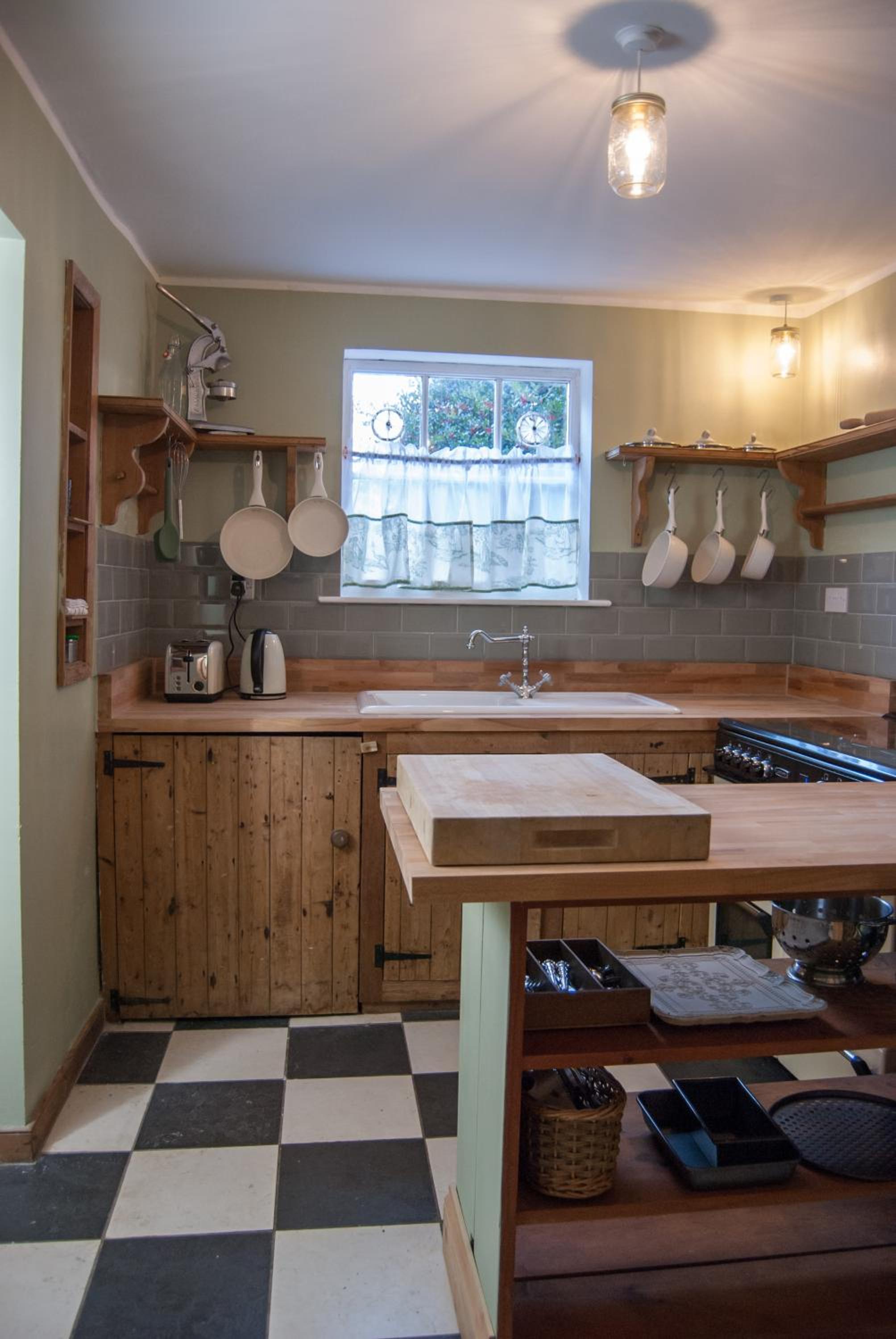The Broken Dish - Full Cottage Apartment