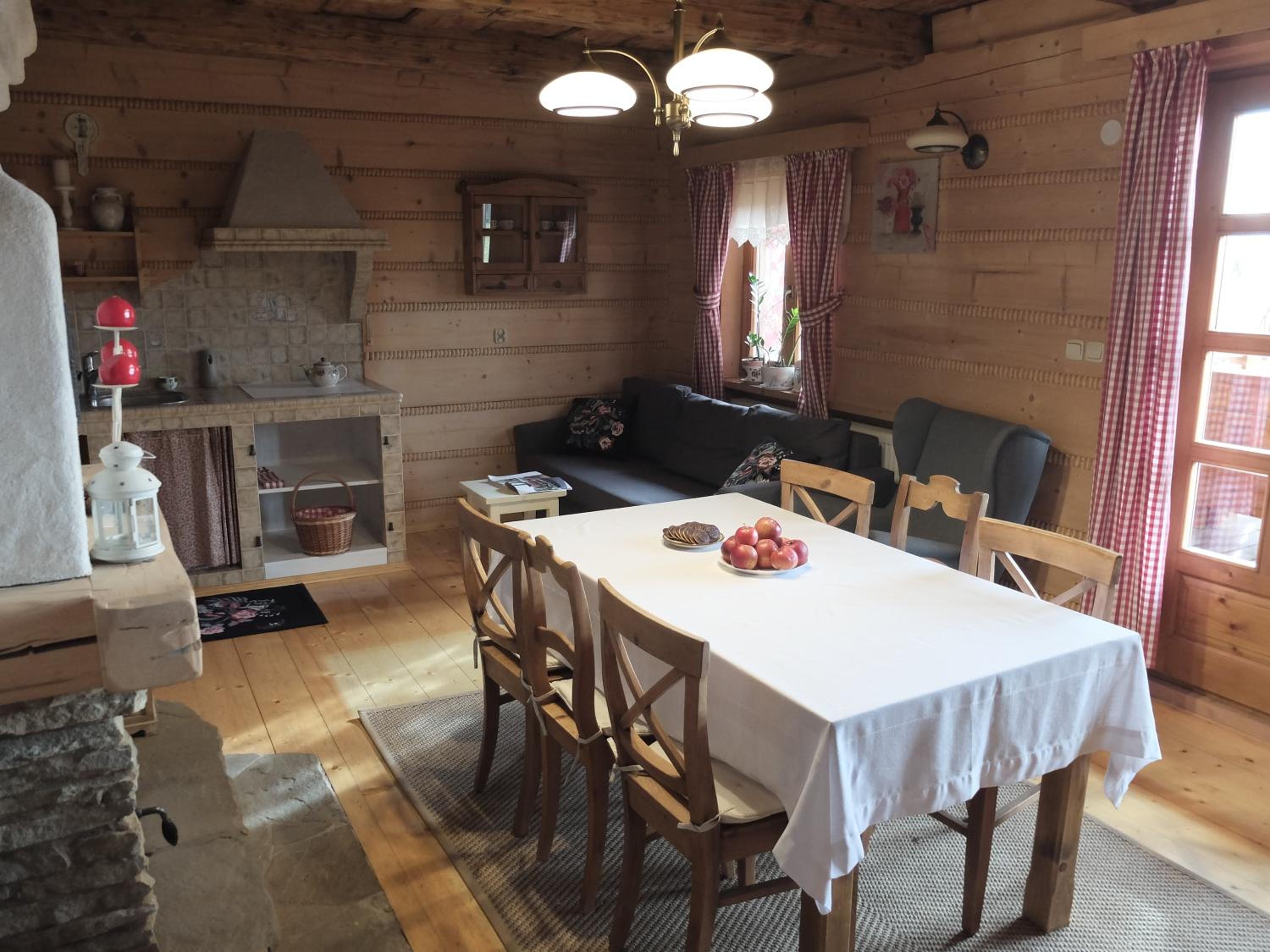 Chata Mioduszyna w Beskidach - drewniany dom z widokiem na Babią Górę