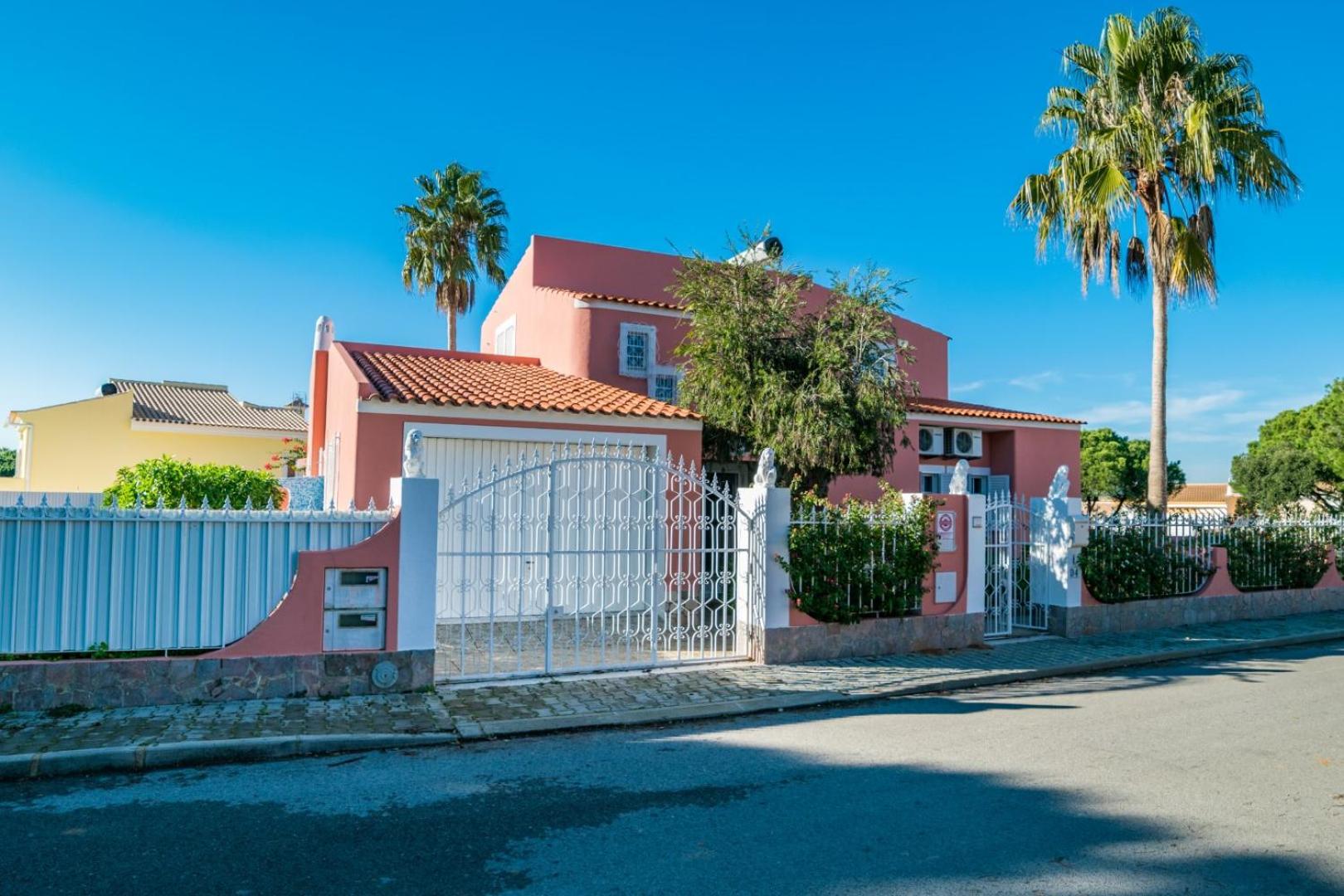 Villa Paraiso Spacious and Central To enjoy best beaches AC WIFI GARDEN POOL