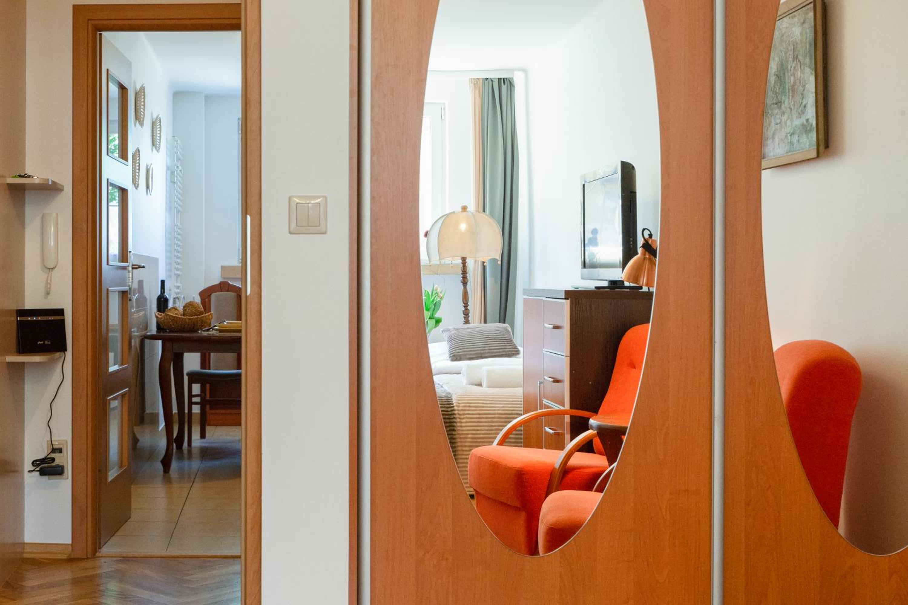 Traditional Apartment Starowiślna street view 4