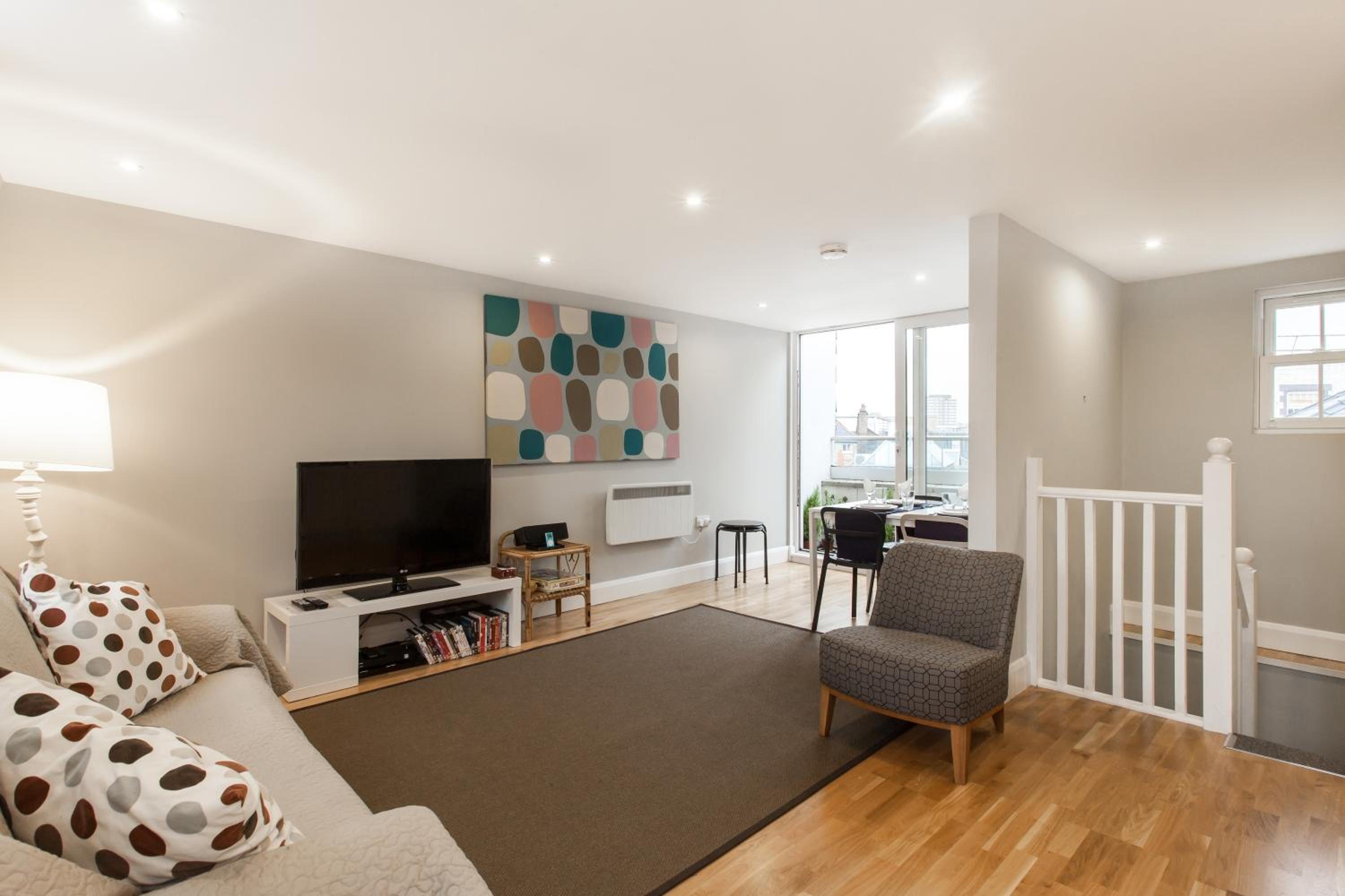 Trendy 2 Bedroom apartment in vibrant Shoreditch, central London zone 1 free WiFi - sleeps 4+2