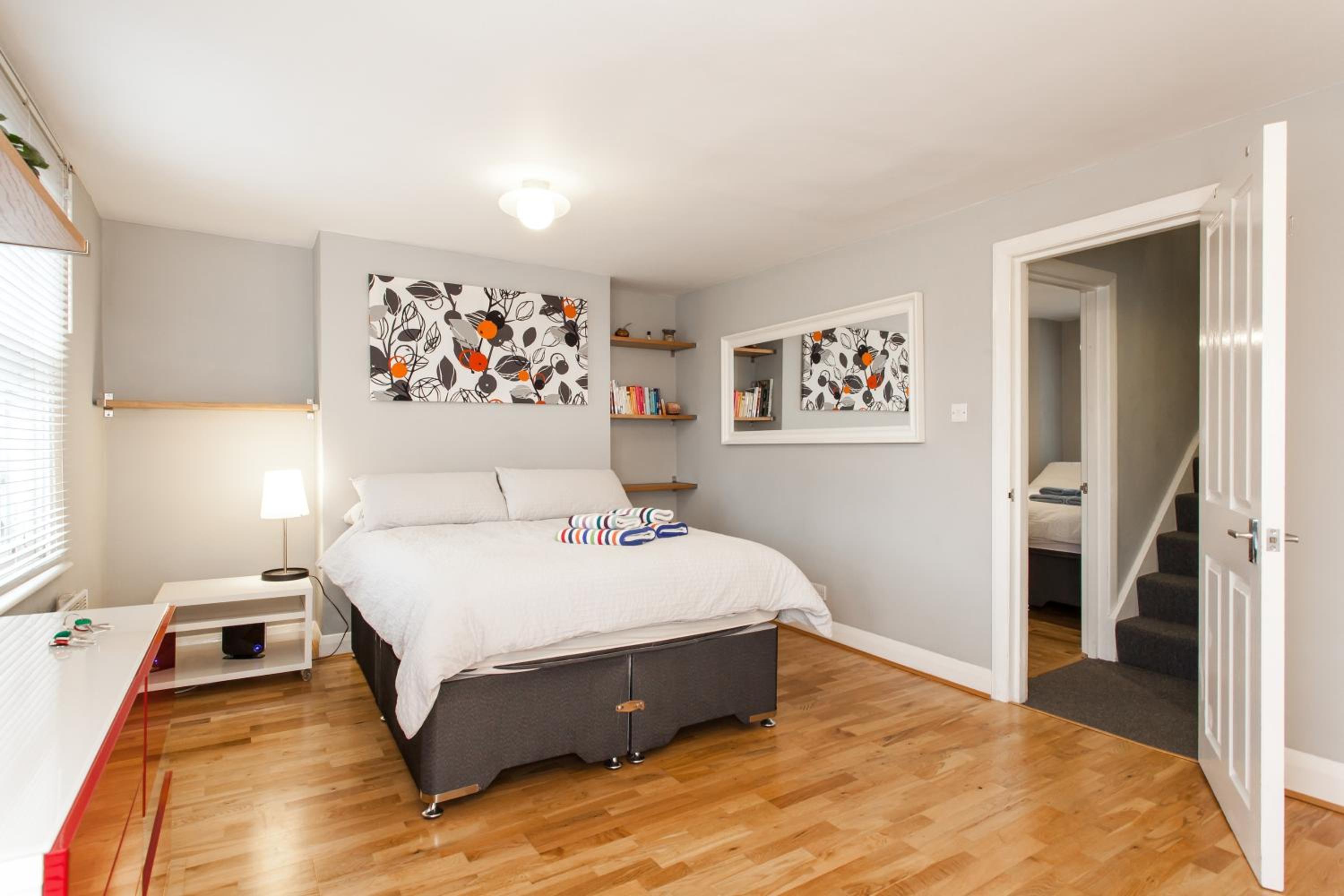 Trendy 2 Bedroom apartment in vibrant Shoreditch, central London zone 1 free WiFi - sleeps 4+2 photo 5