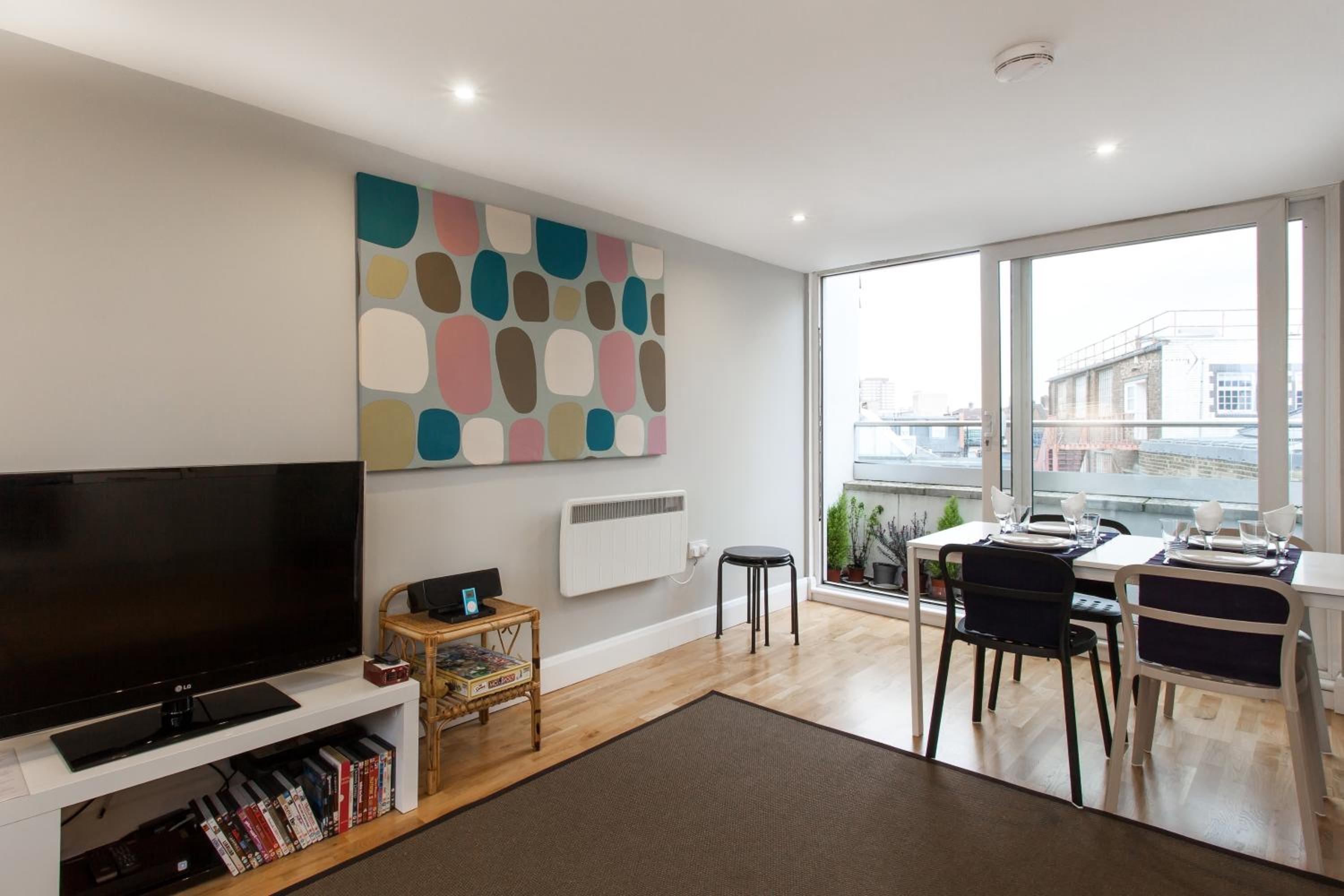 Trendy 2 Bedroom apartment in vibrant Shoreditch, central London zone 1 free WiFi - sleeps 4+2