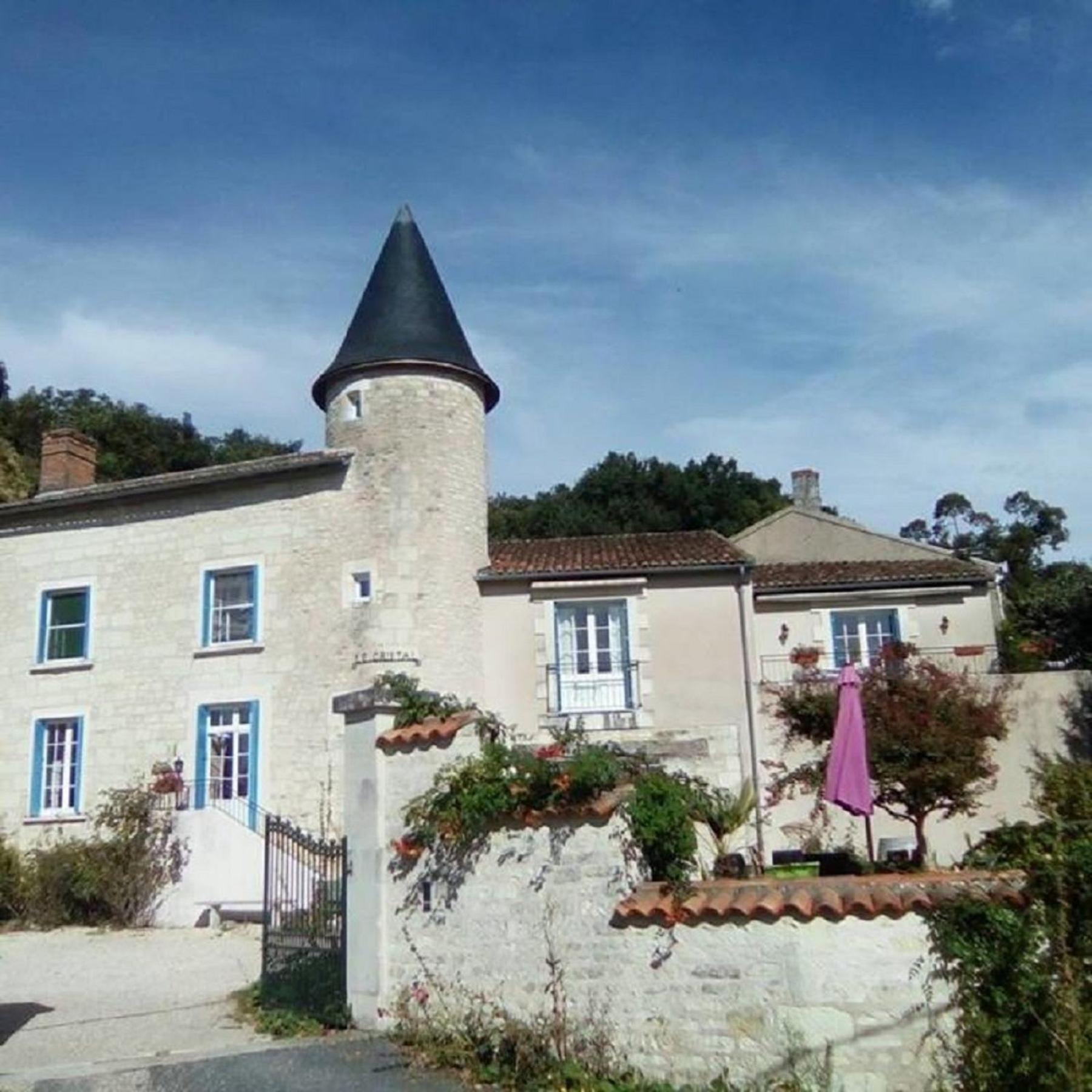 Manoir Le Cristal , grosses reductions sur les entrées du Futuroscpe, petites et grandes chambres familiales