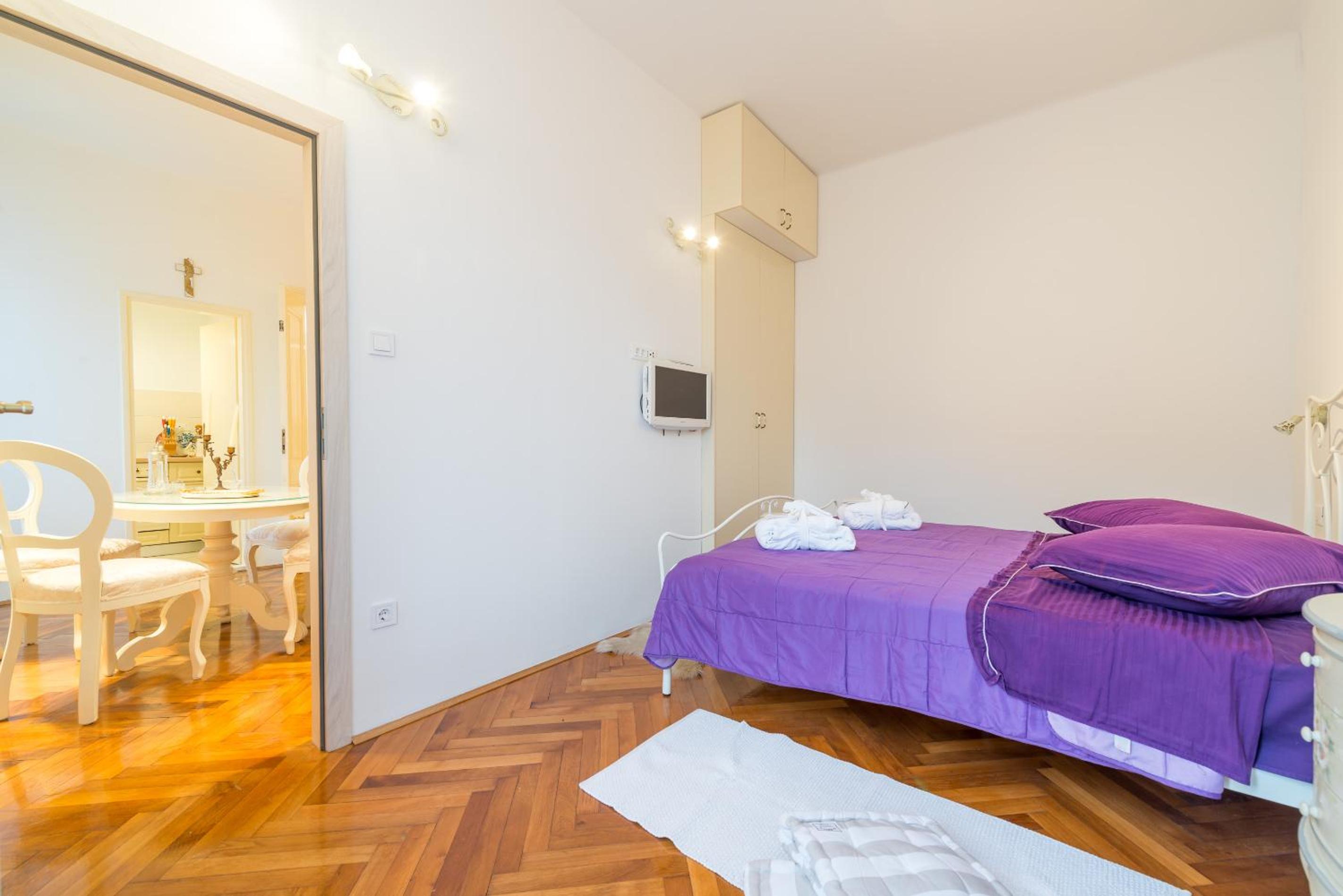 Elegant & Enchanting - Apartment At Old Town Entrance -