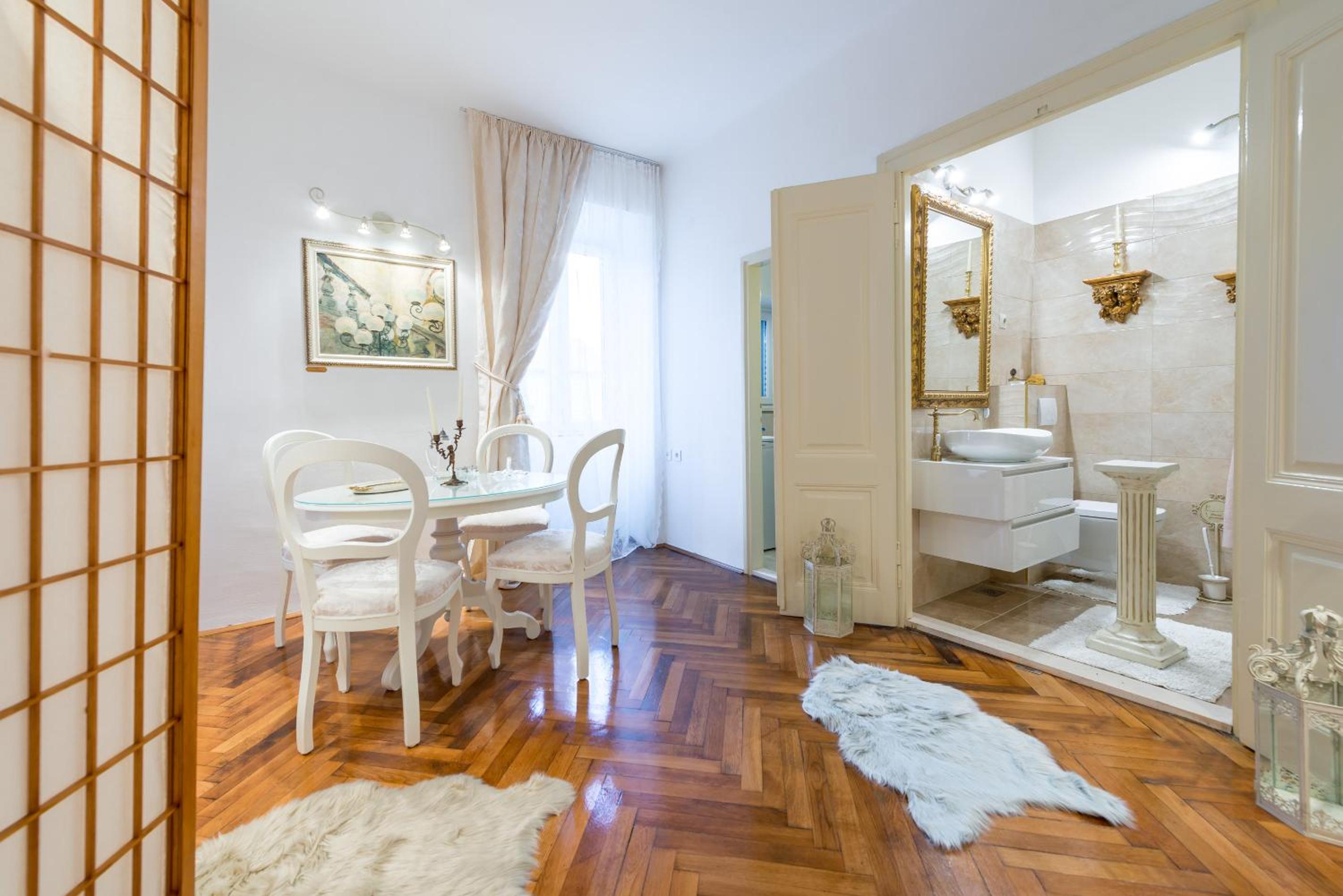Elegant & Enchanting - Apartment At Old Town Entrance -