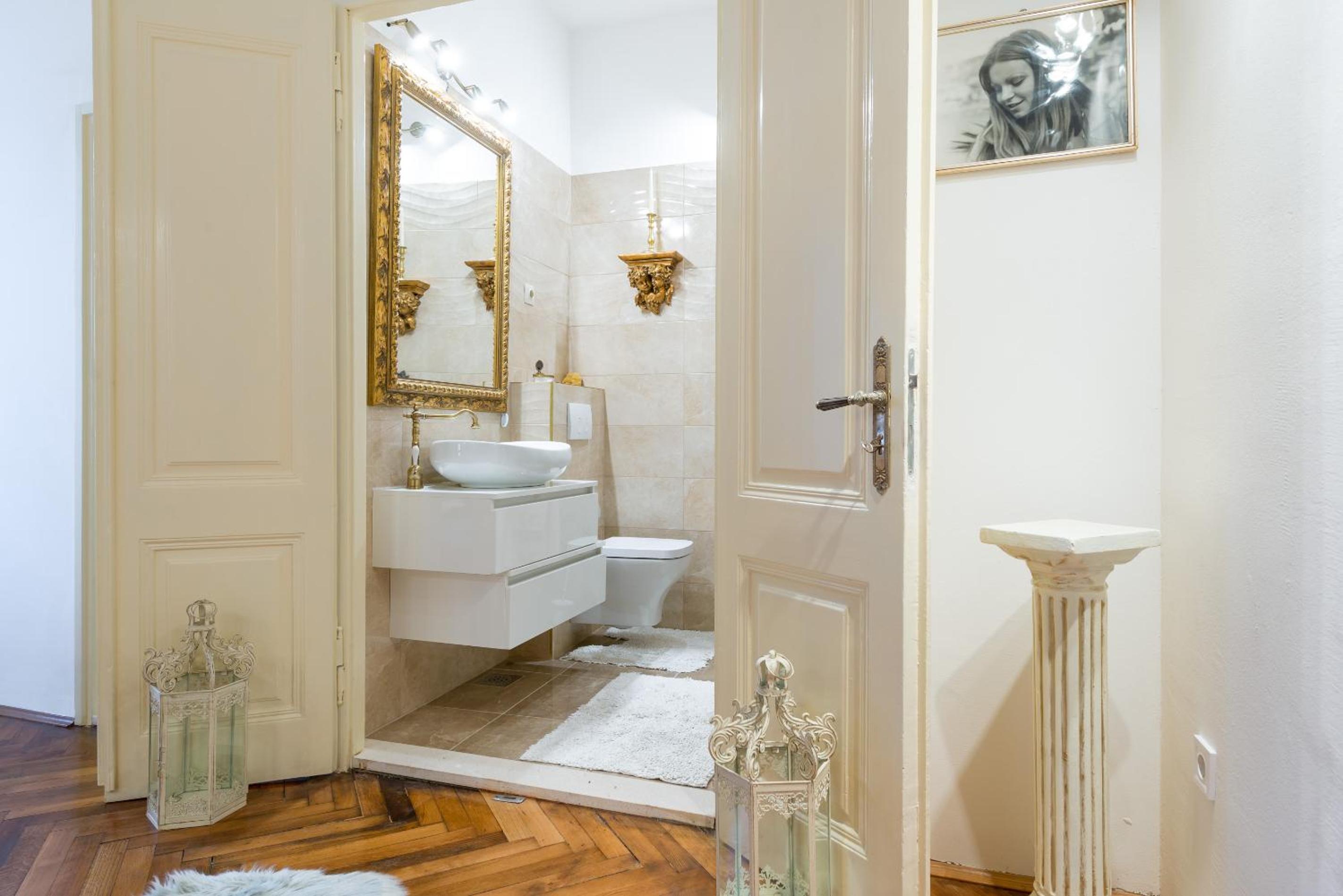 Elegant & Enchanting - Apartment At Old Town Entrance -
