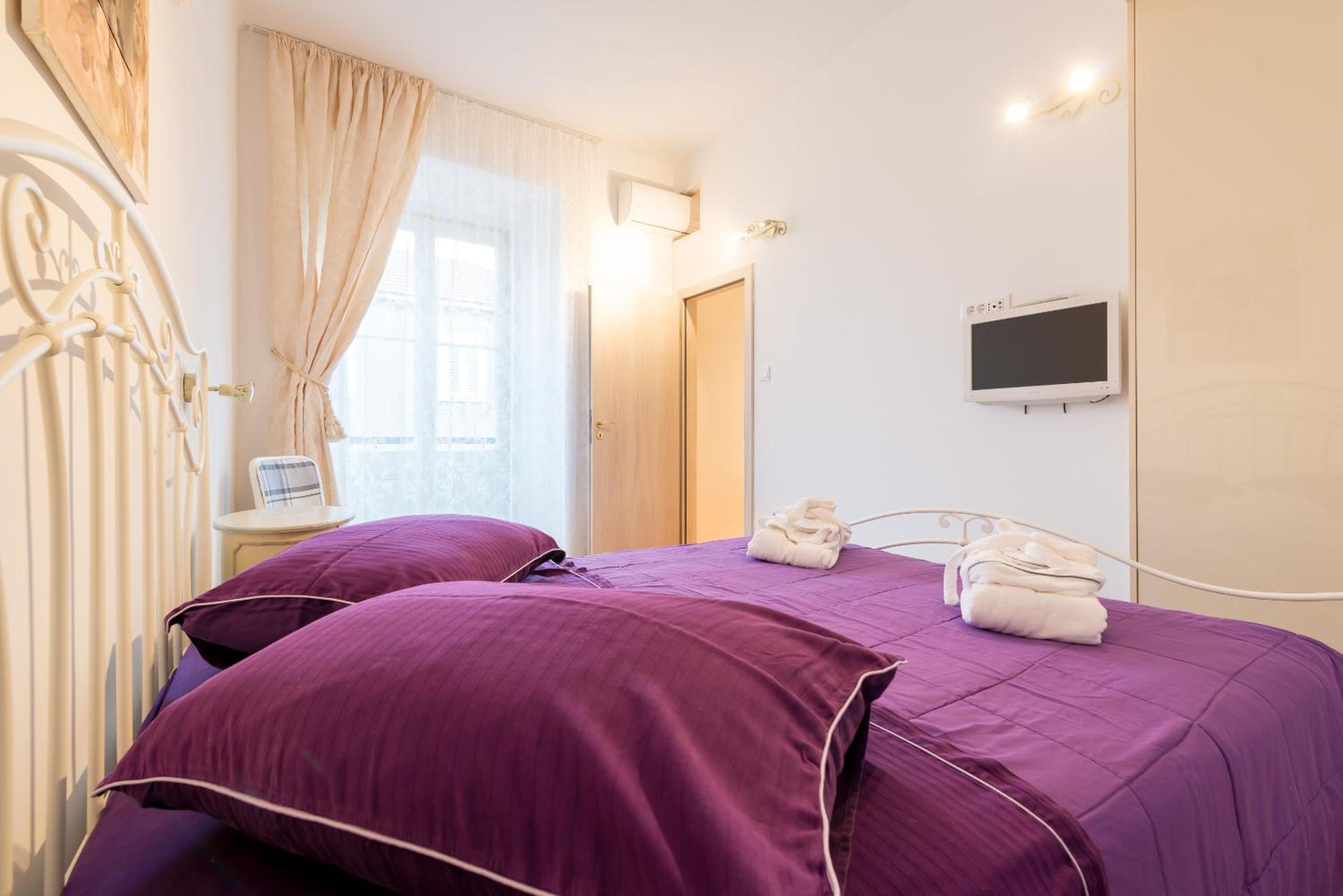 Elegant & Enchanting - Apartment At Old Town Entrance -