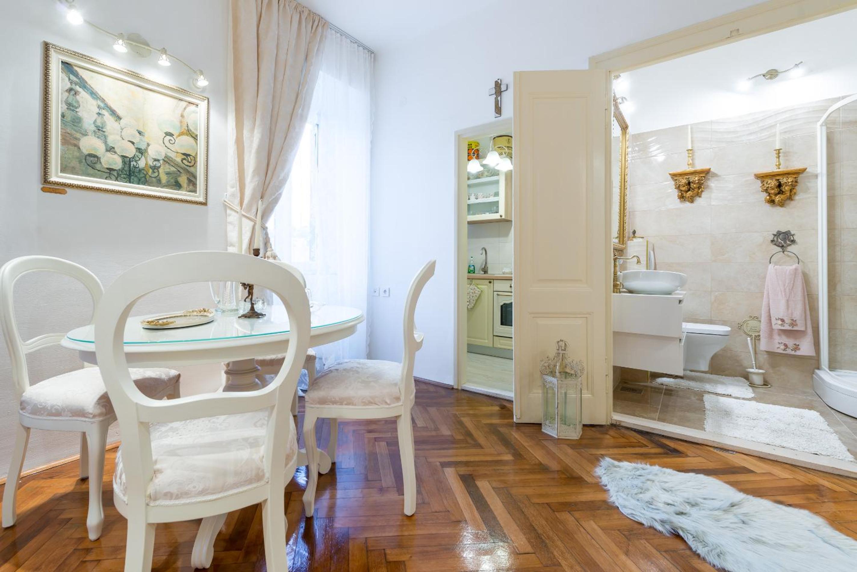 Elegant & Enchanting - Apartment At Old Town Entrance -