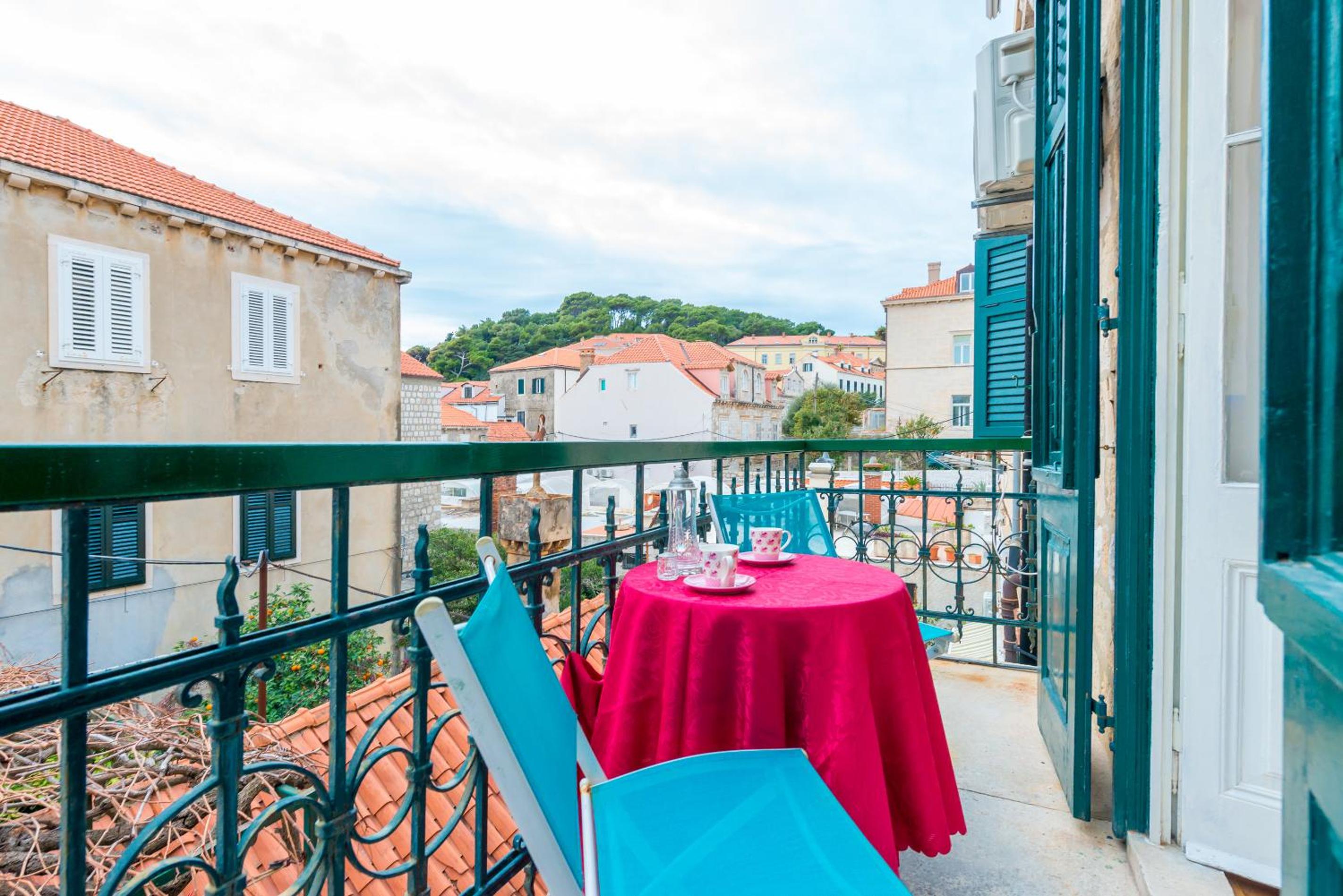 Elegant & Enchanting - Apartment At Old Town Entrance -