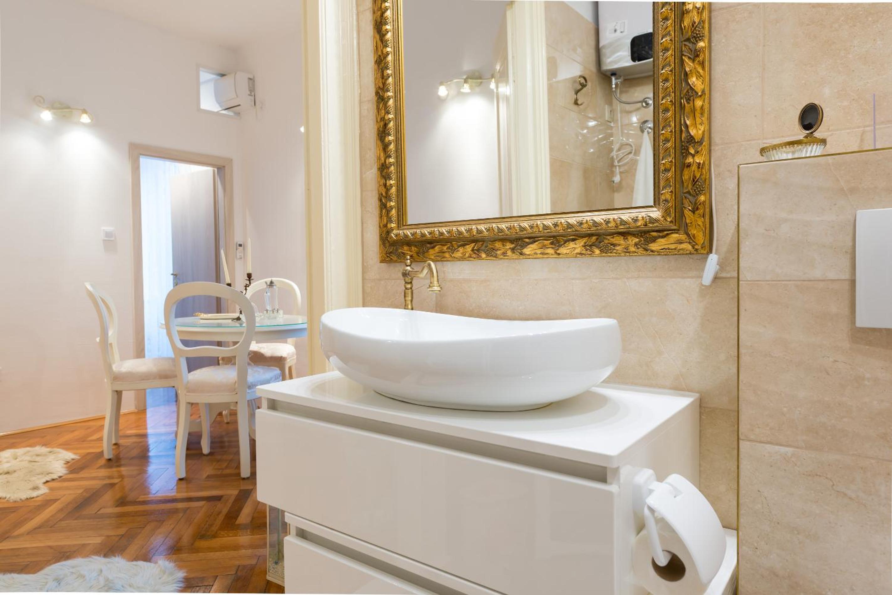Elegant & Enchanting - Apartment At Old Town Entrance -