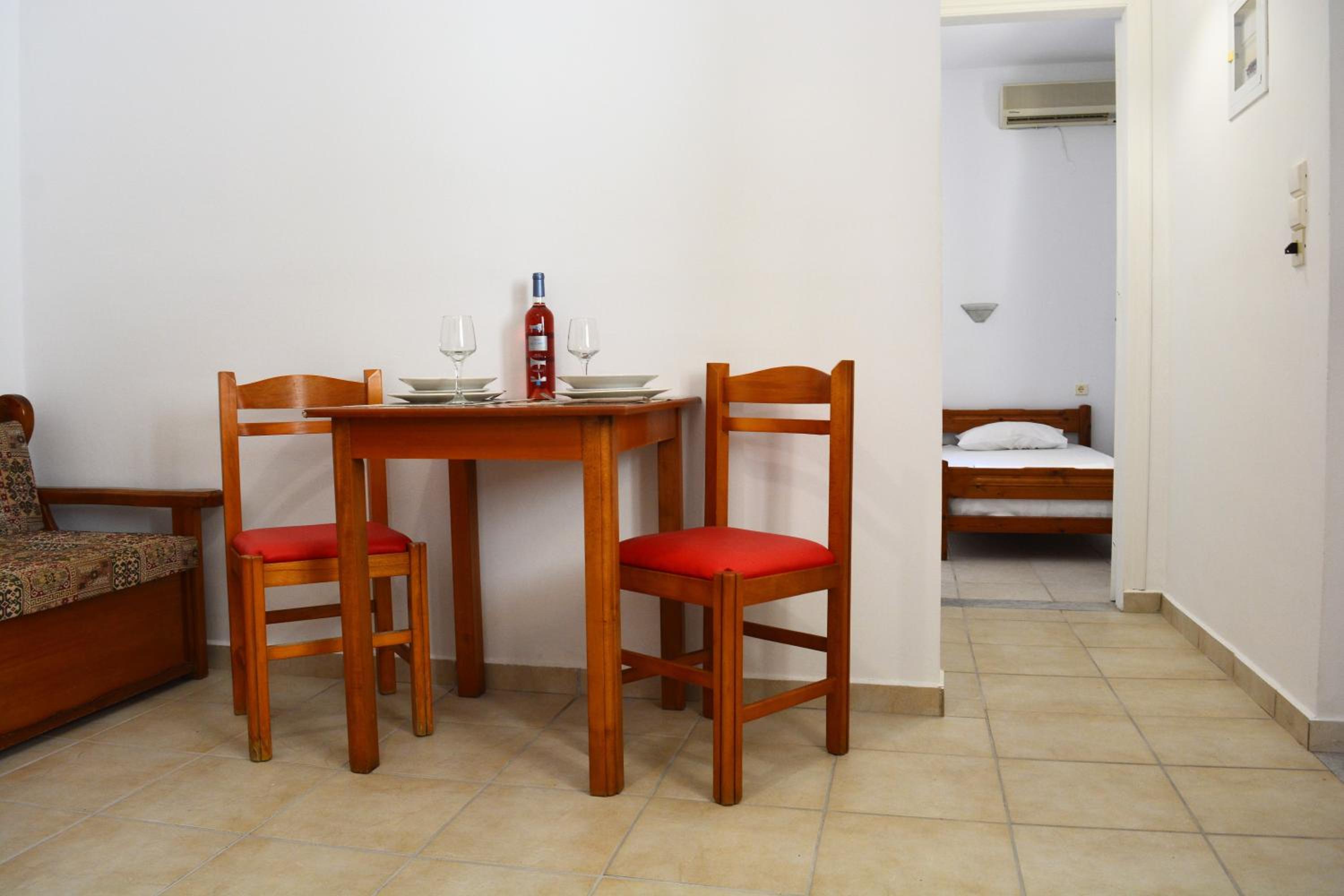 Raph's Studios-Apts By The Sea
