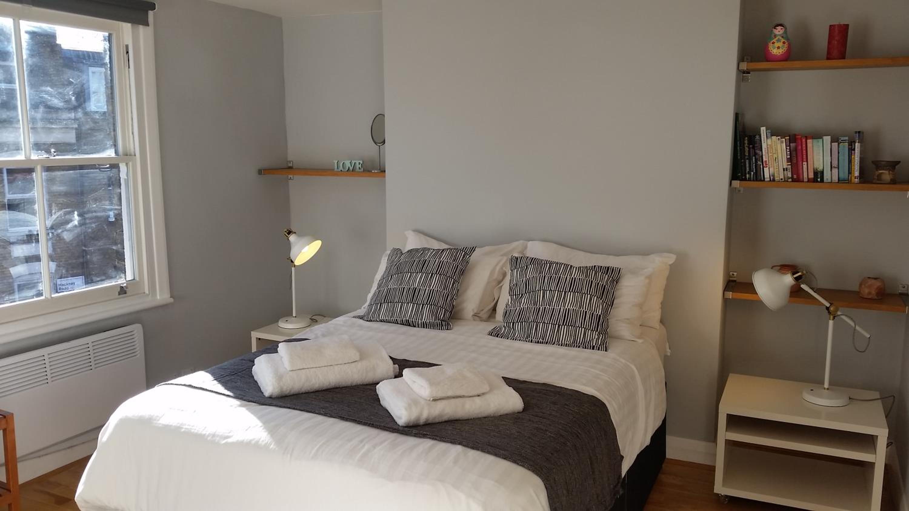 Trendy 2 Bedroom apartment in vibrant Shoreditch, central London zone 1 free WiFi - sleeps 4+2 photo 3