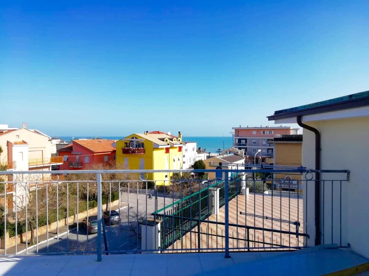 M218 - Marcelli, trilocale con terrazzo a 50mt dal mare photo 2