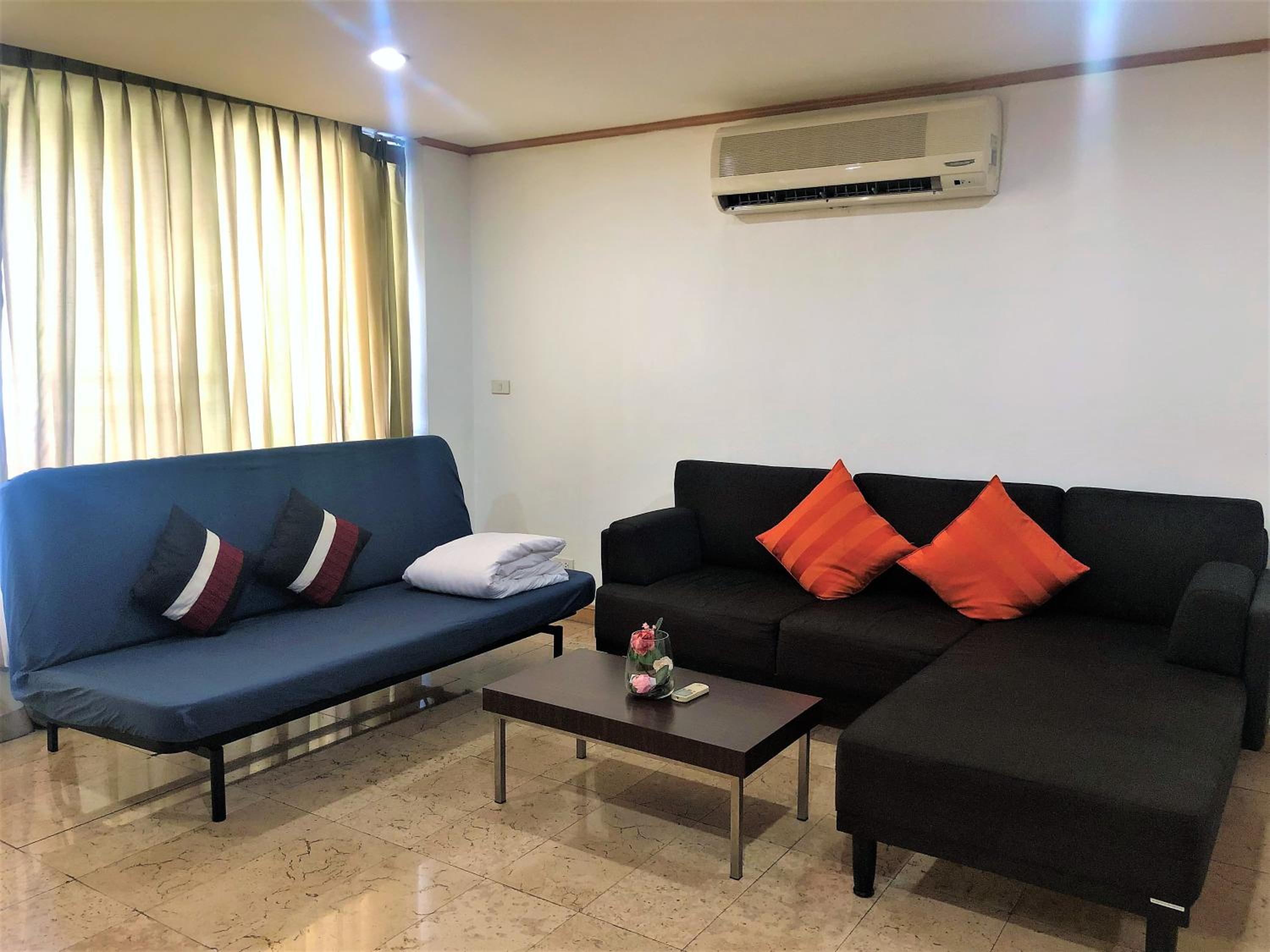 Twin Peaks Sukhumvit Suites