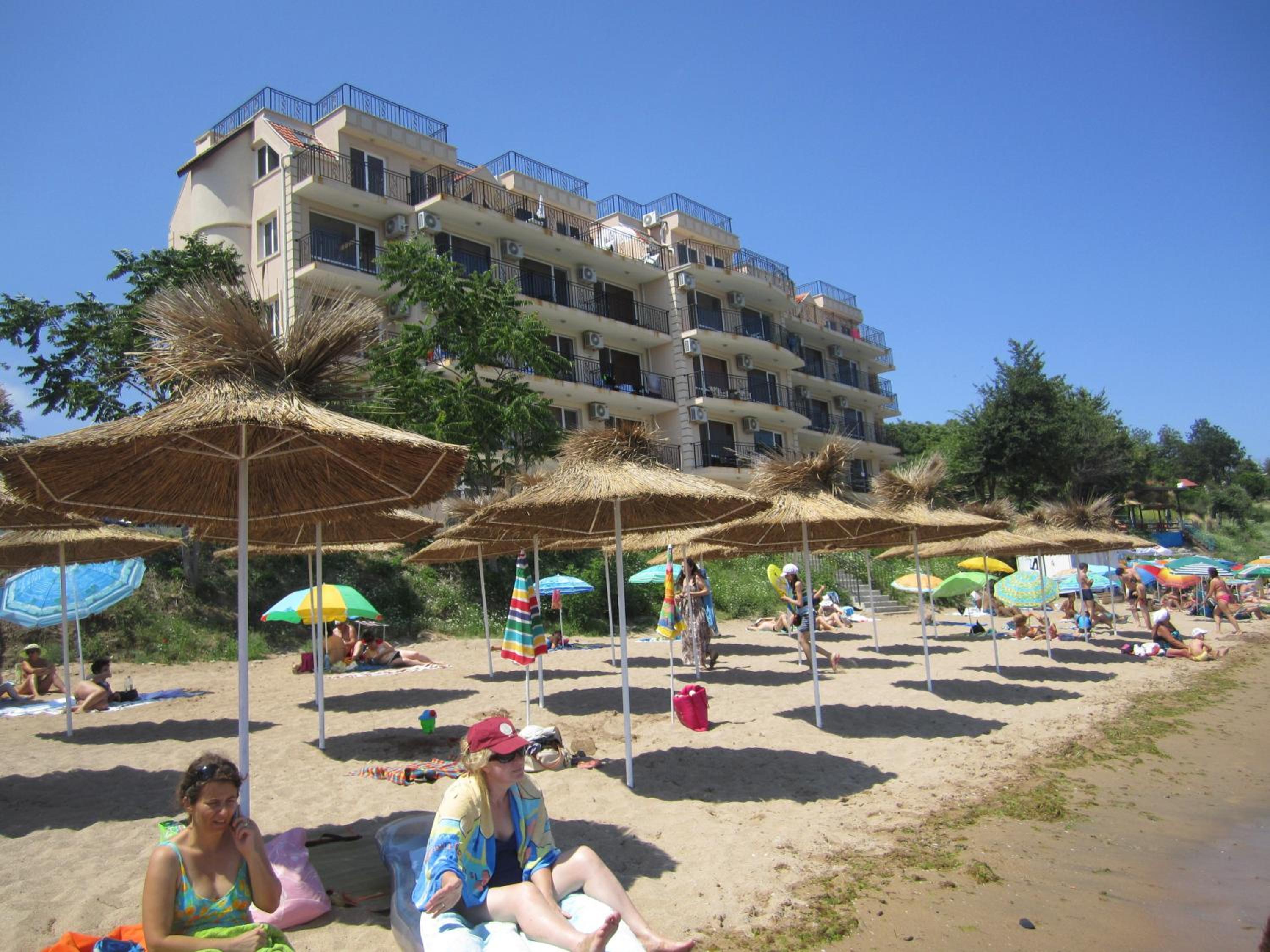 Akra Apartments