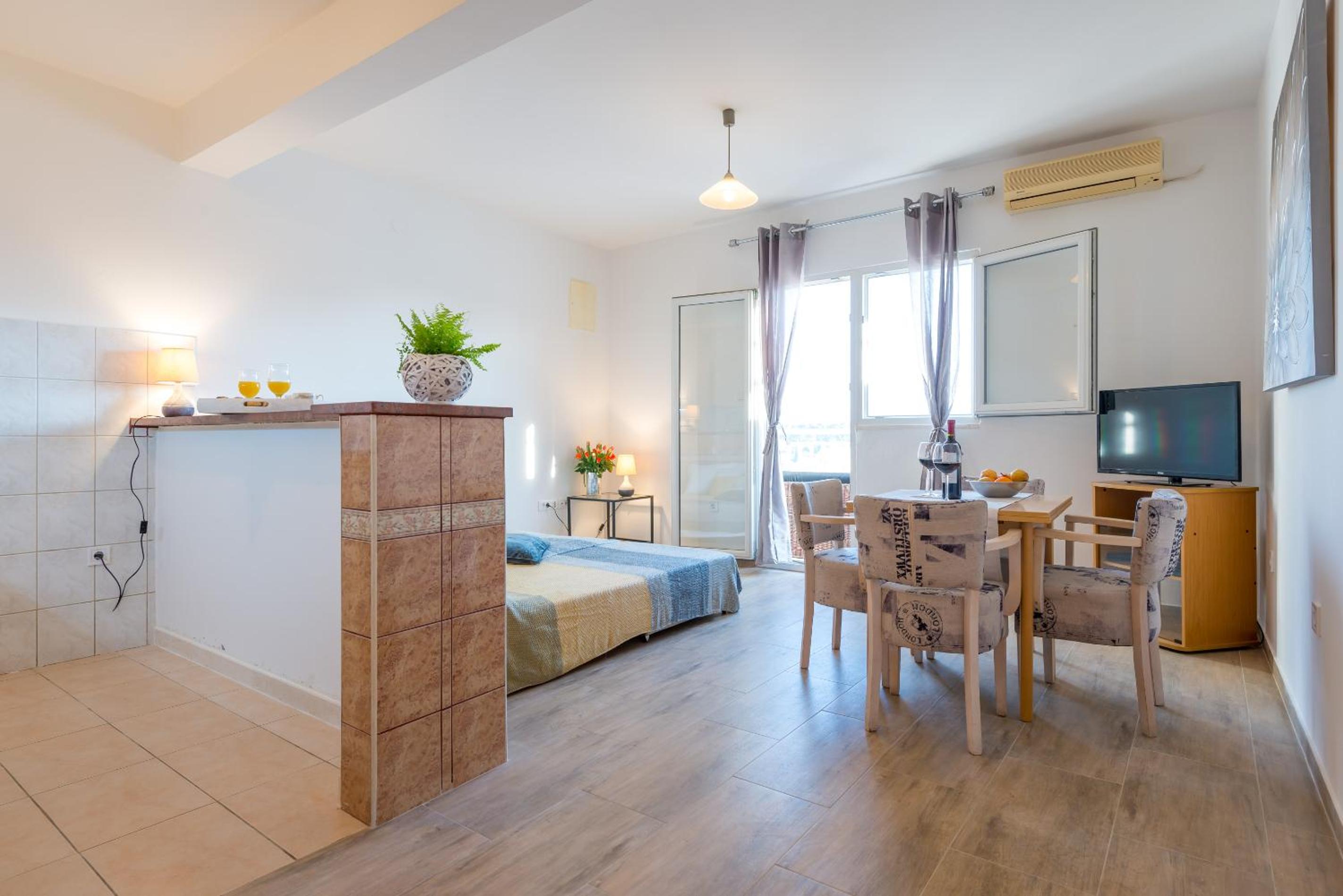 Lily's Apartments