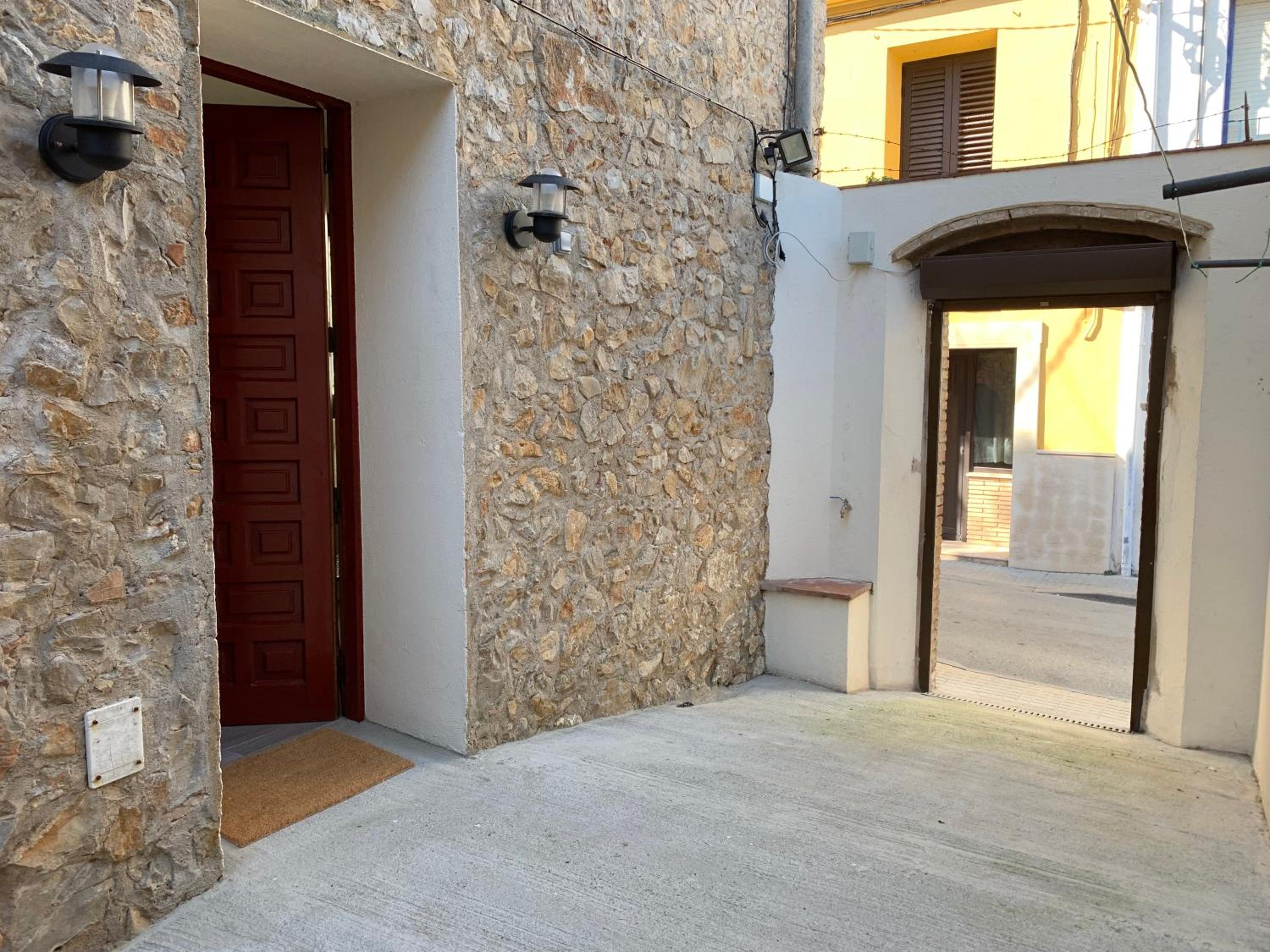 Casa de piedra adaptada en LEscala photo 4