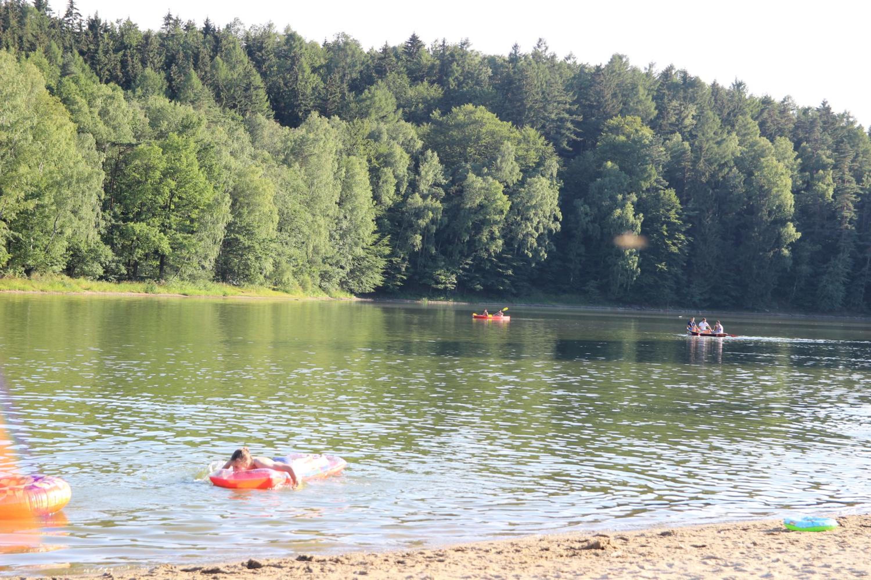 Domki nad jeziorem w Karłowicach