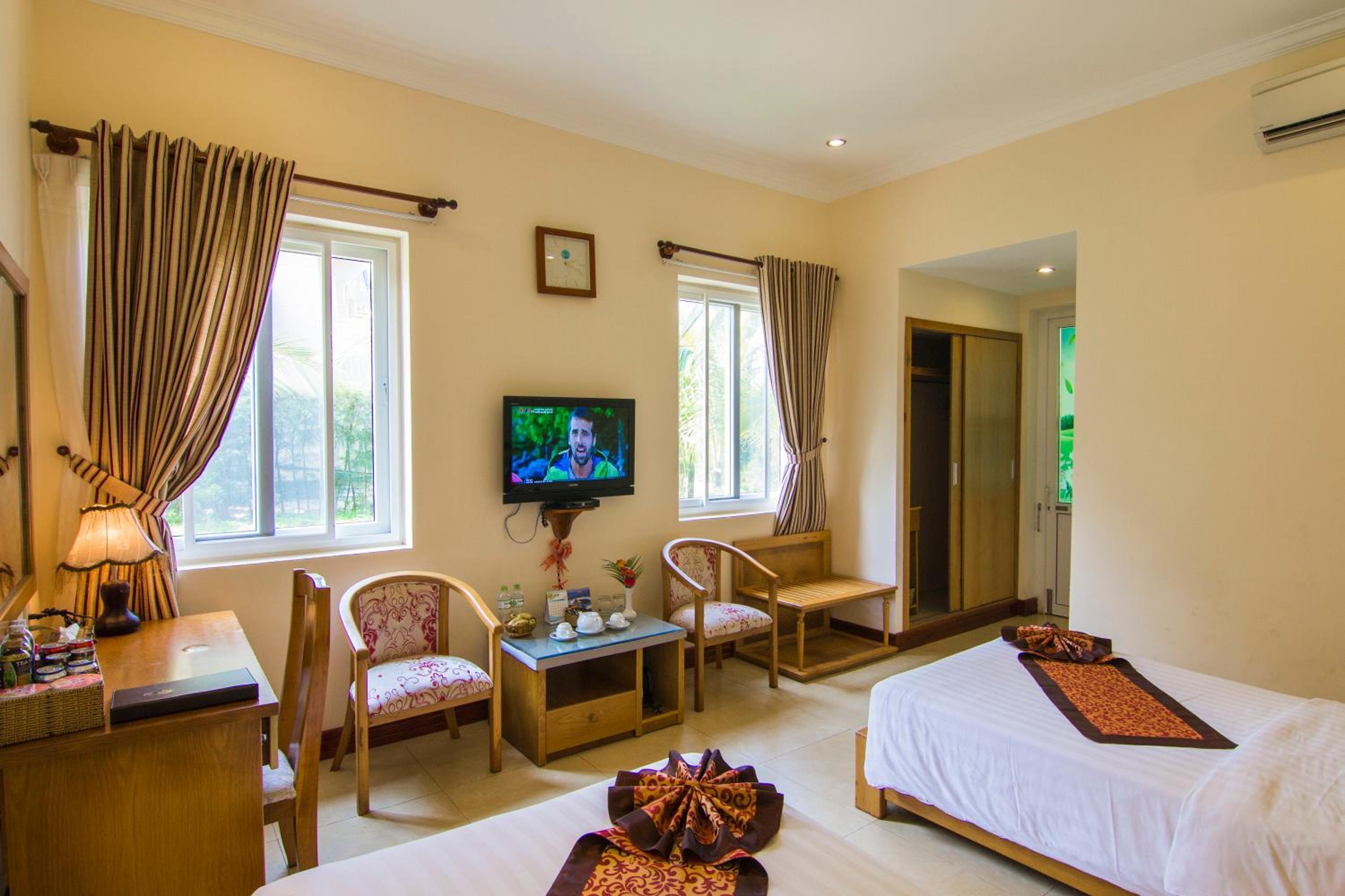 Huong Phong Ho Coc Beach Resort