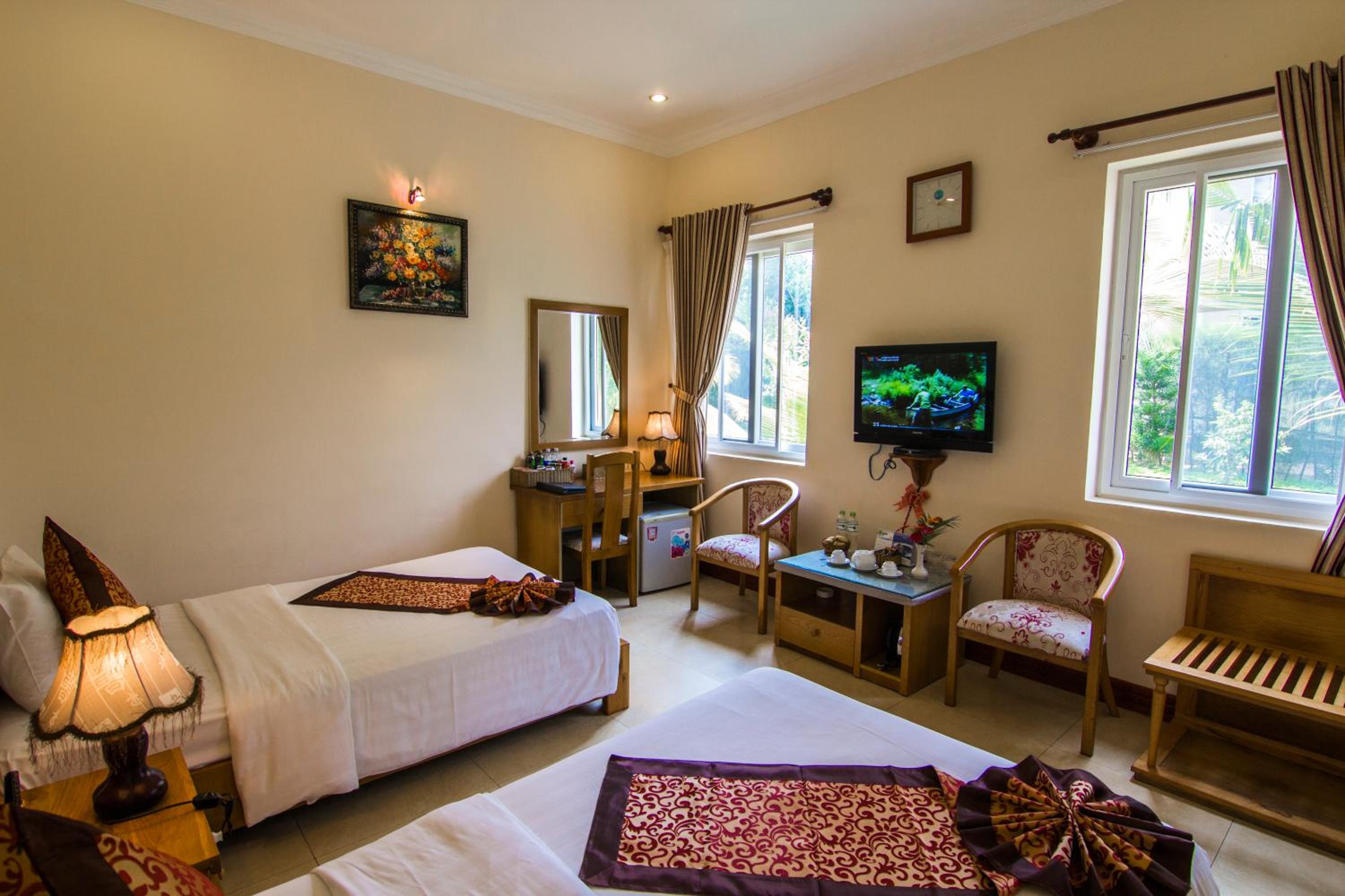 Huong Phong Ho Coc Beach Resort