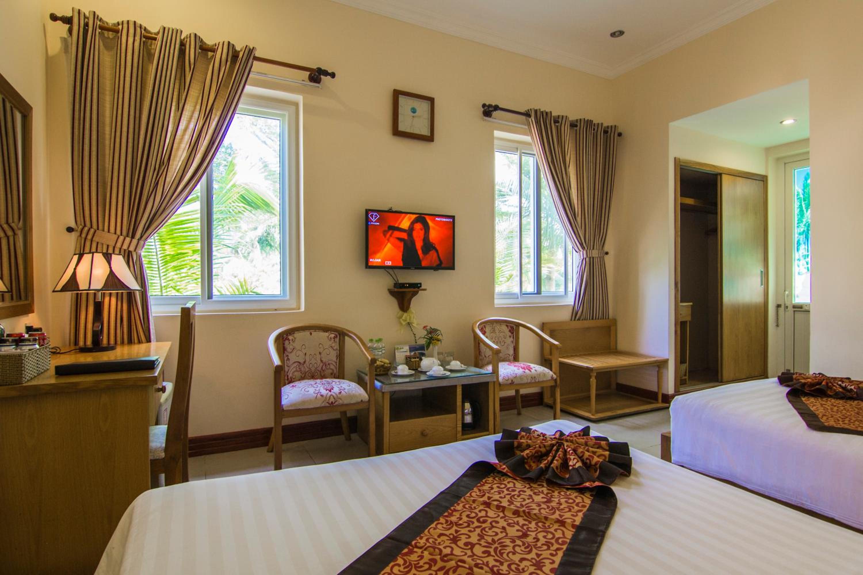 Huong Phong Ho Coc Beach Resort