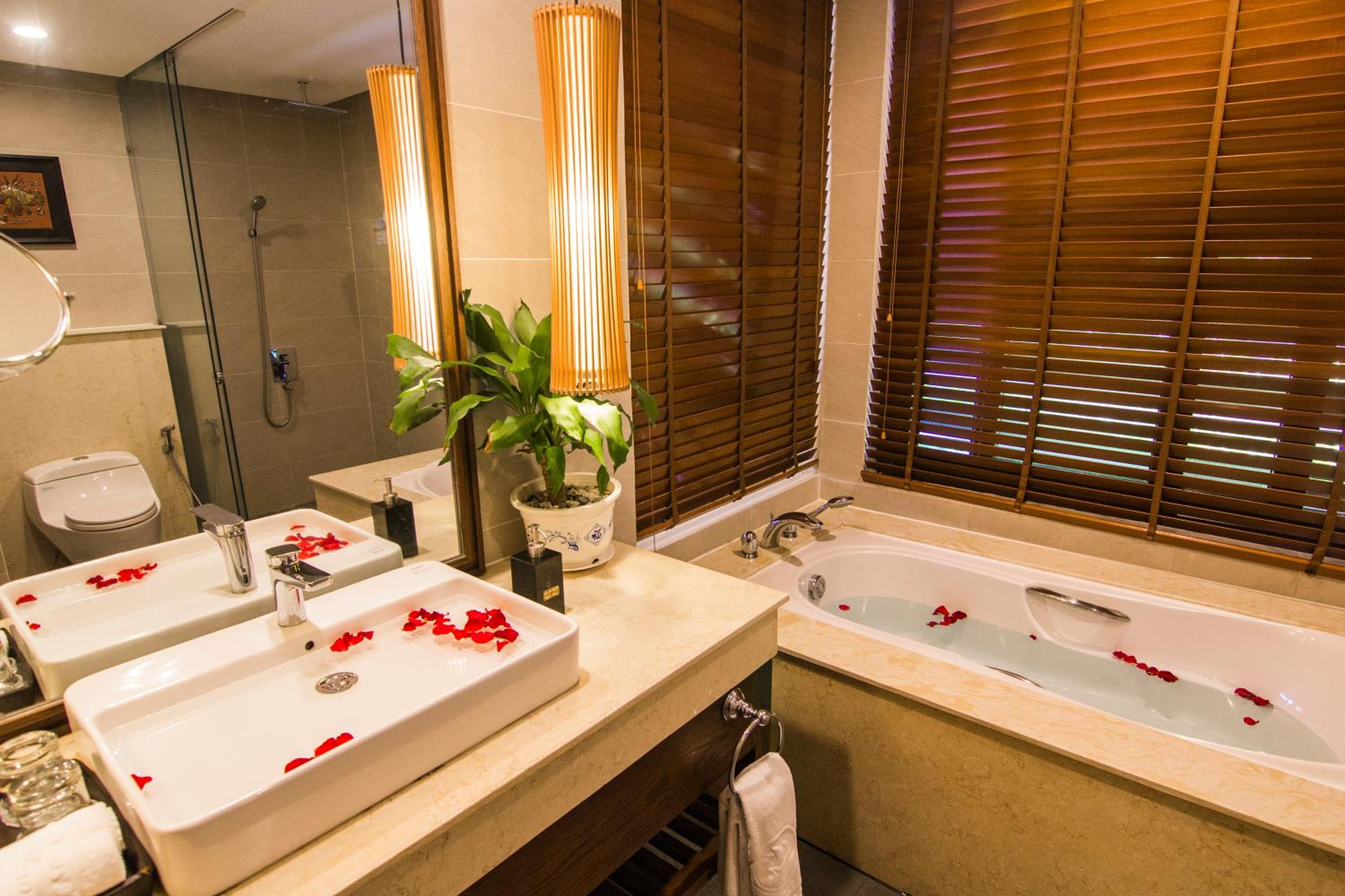 Huong Phong Ho Coc Beach Resort